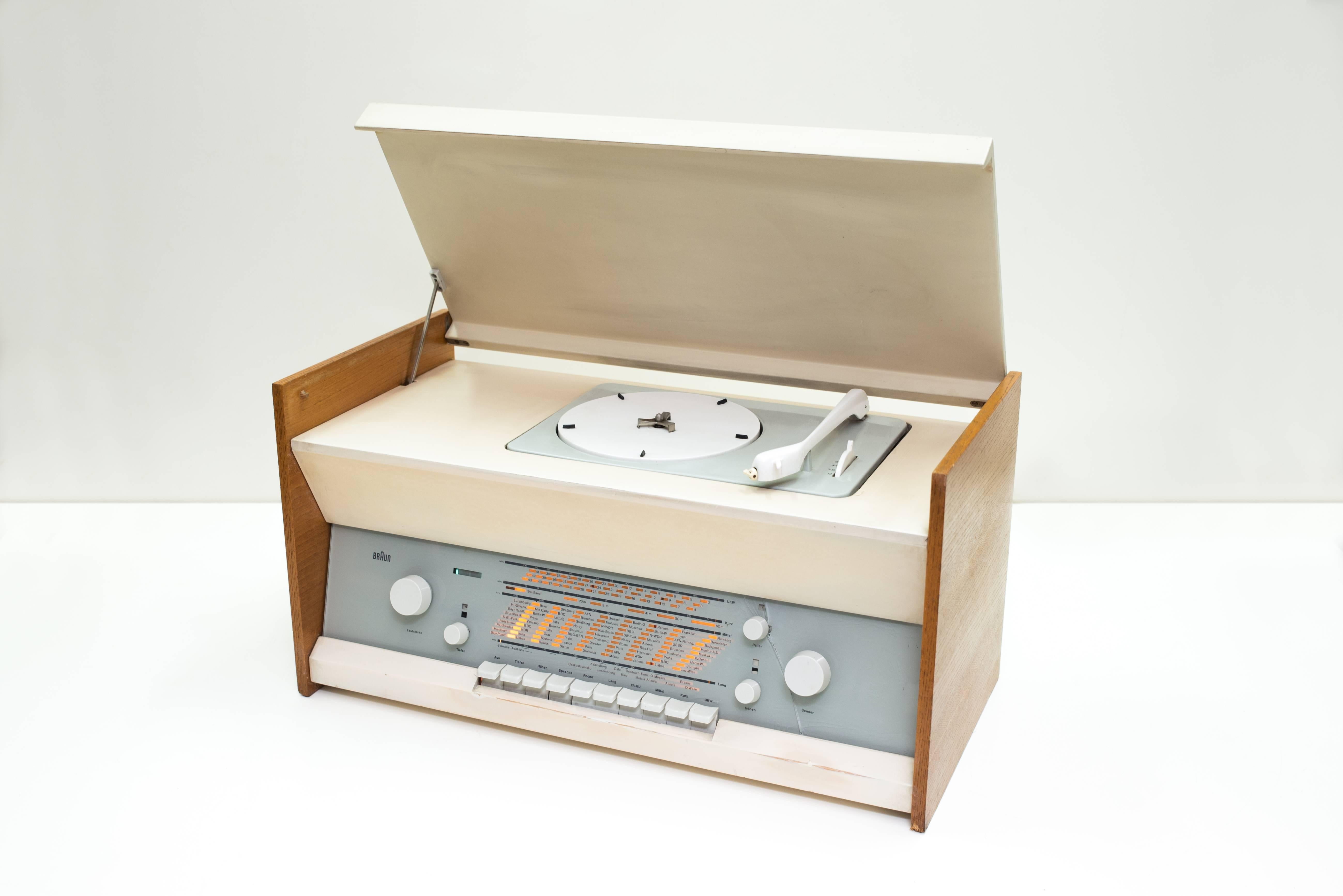 Braun radio turntable series Atelier 1-81 by Dieter Rams.
The turntable plays at all speeds and the cart is brand new. The radio has a good reception even without an external antenna. All switches and buttons works (treble, bass) without scratches