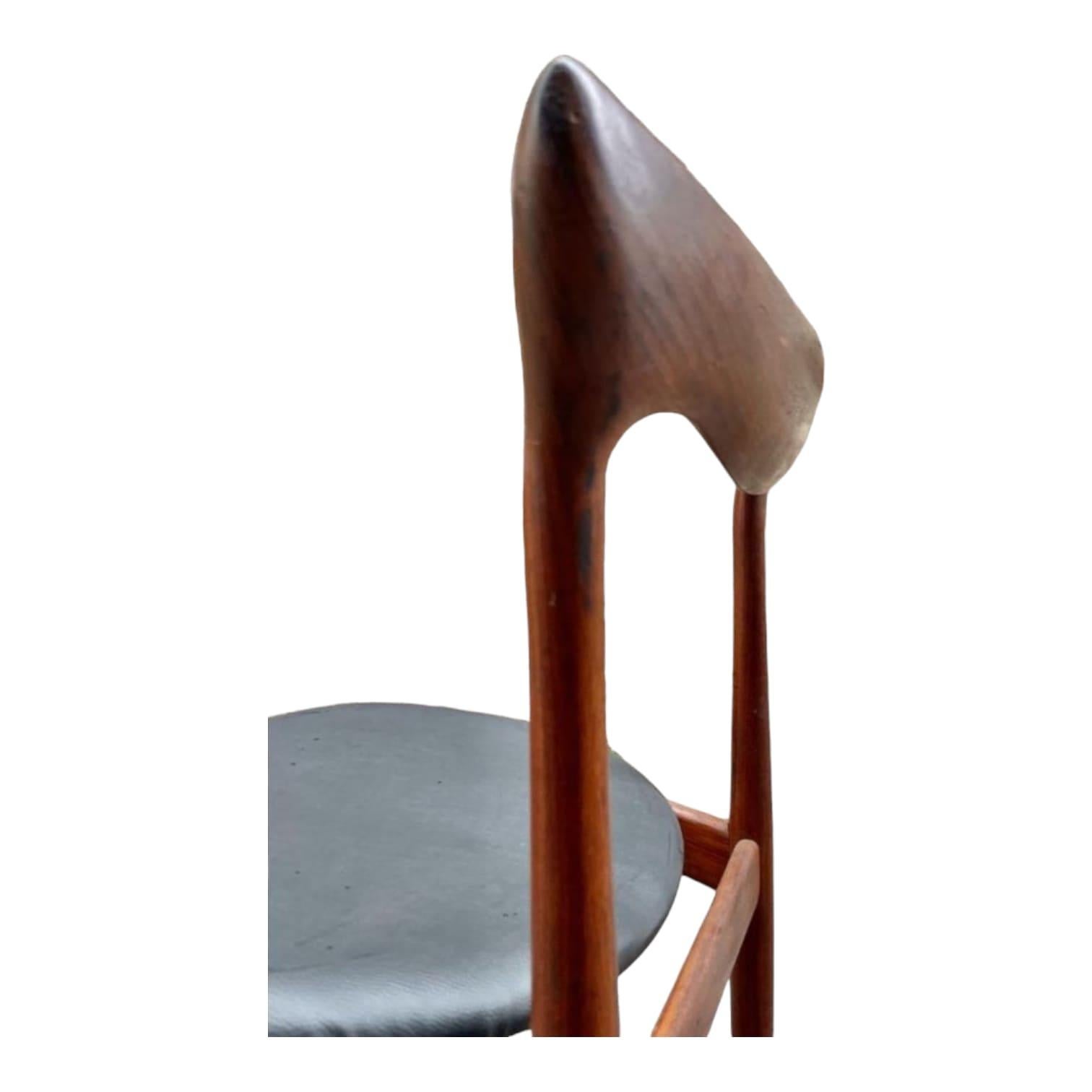 Wir freuen uns, Ihnen diese großartige Serie von 4 Stühlen von Henri Walter Klein für Bramin aus den 1960er Jahren präsentieren zu können. Diese atemberaubenden dänischen Antiquitäten sind mit viel Liebe zum Detail und außergewöhnlicher