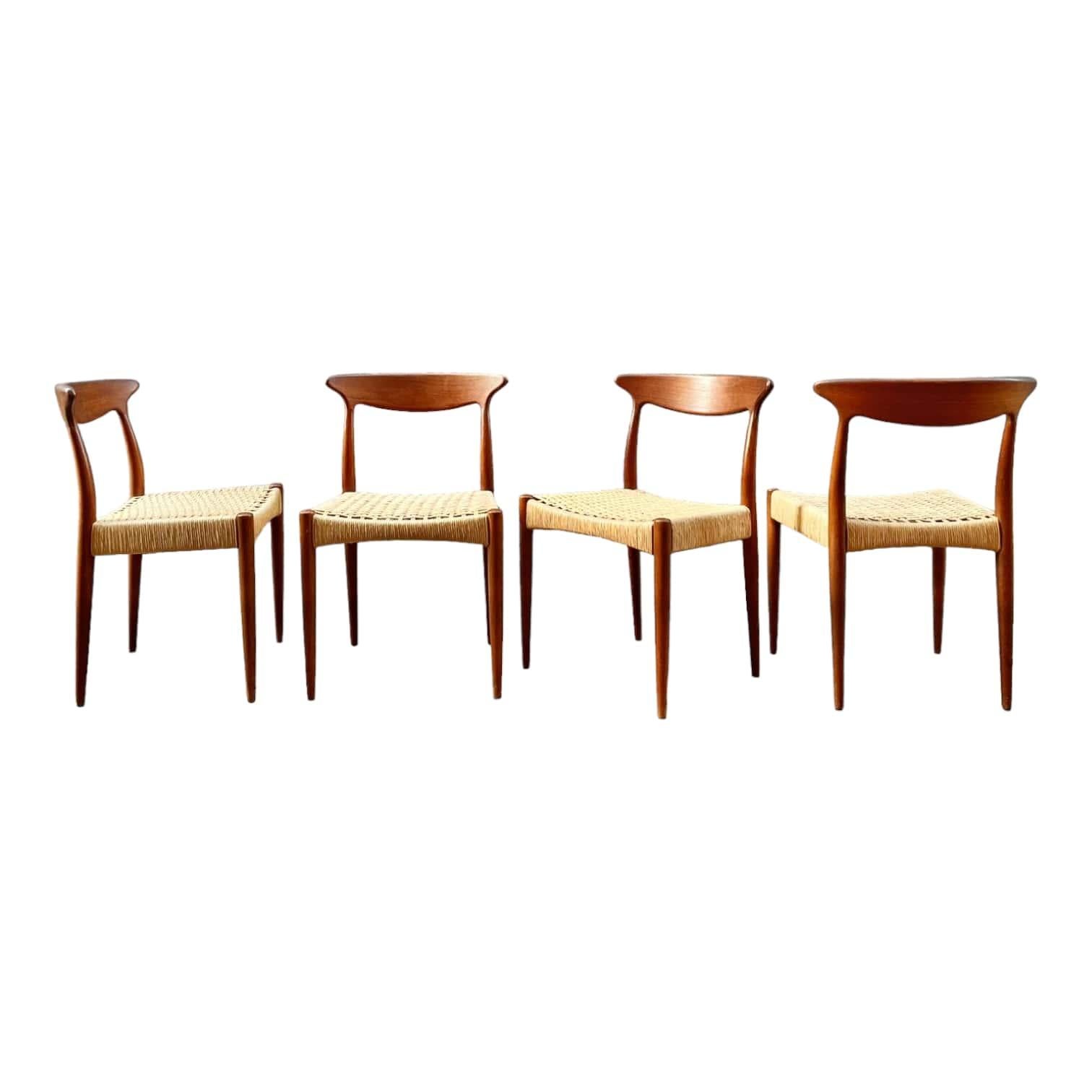 Entdecken Sie diese herrliche Serie von 4 dänischen Teakholzstühlen, die von Arne Hovmand Olsen entworfen wurden und aus den 1960er Jahren stammen. Diese Stühle sind echte dänische Antiquitäten, die einen Hauch von Charme und Eleganz in Ihr