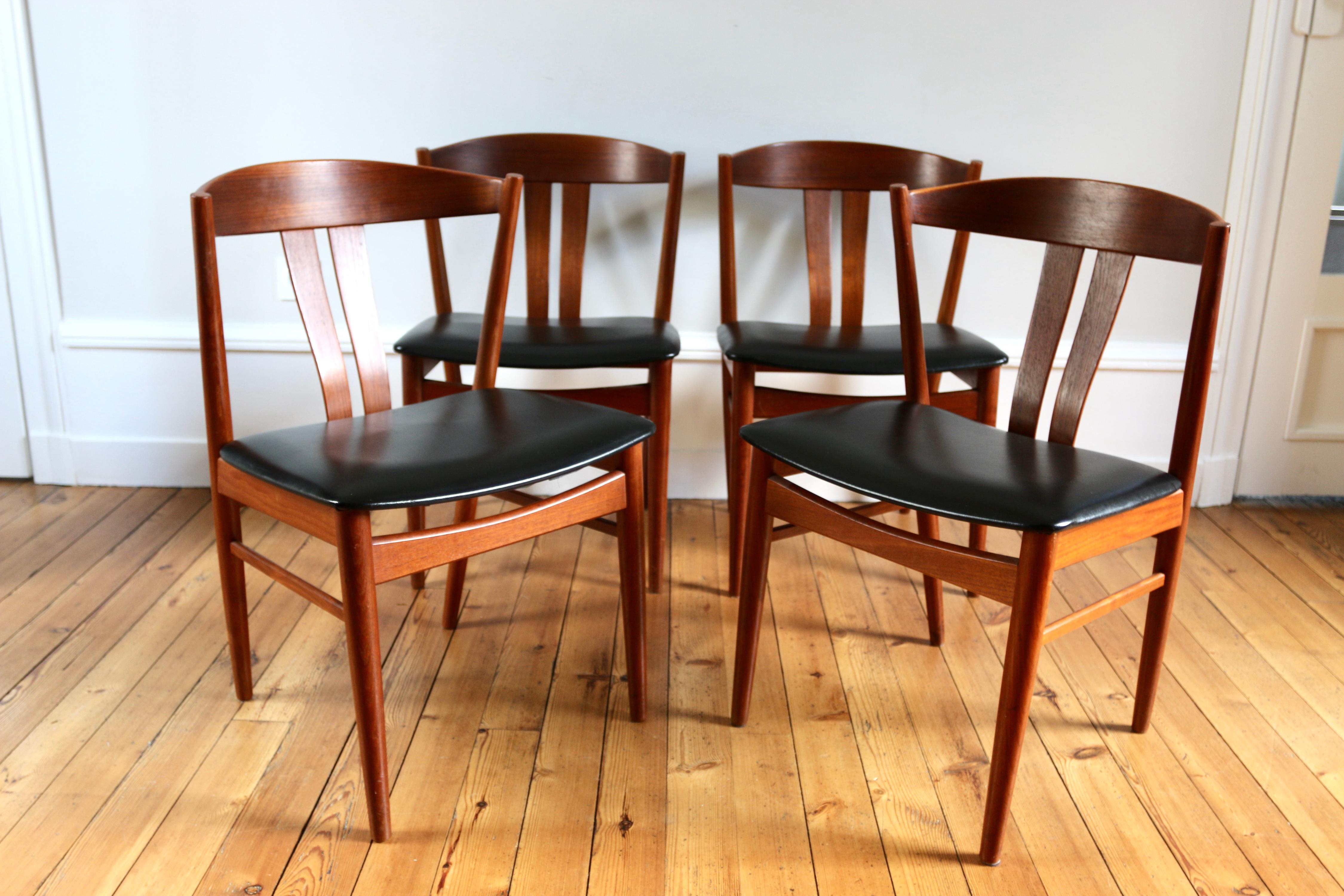 Série de 4 chaises danoises en teck, vraisemblablement un modèle Jysk Mobelfabrik
en bon état, seul à noter une petite réparation dans le simili cuir sur la tranche d'une chaise et le rebouchage d'un petit trou sur un montant

vente a l'unité
