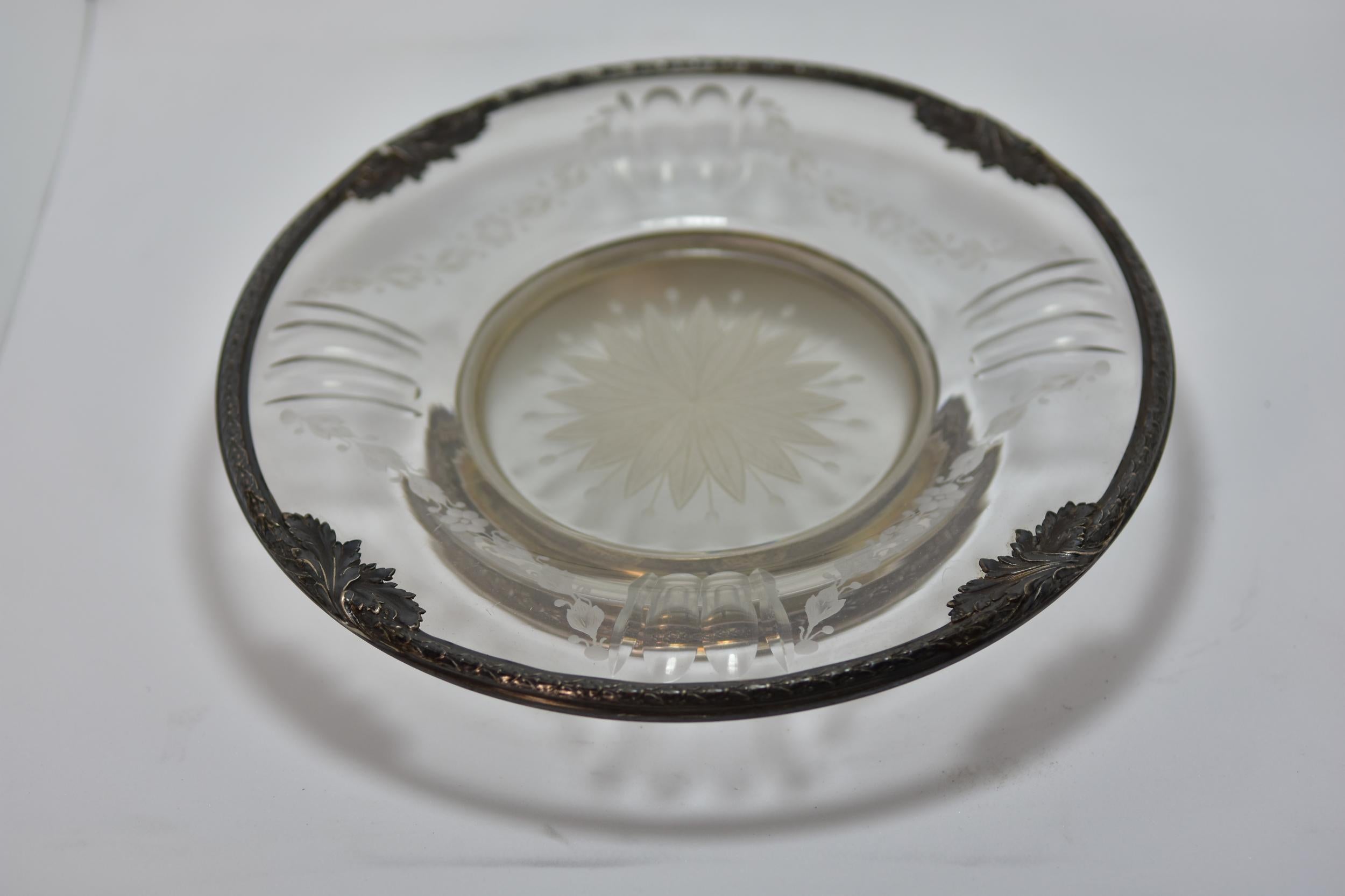 Série de 4 plats ronds cristal gravé et argent 23 cm In Good Condition For Sale In Marseille, FR