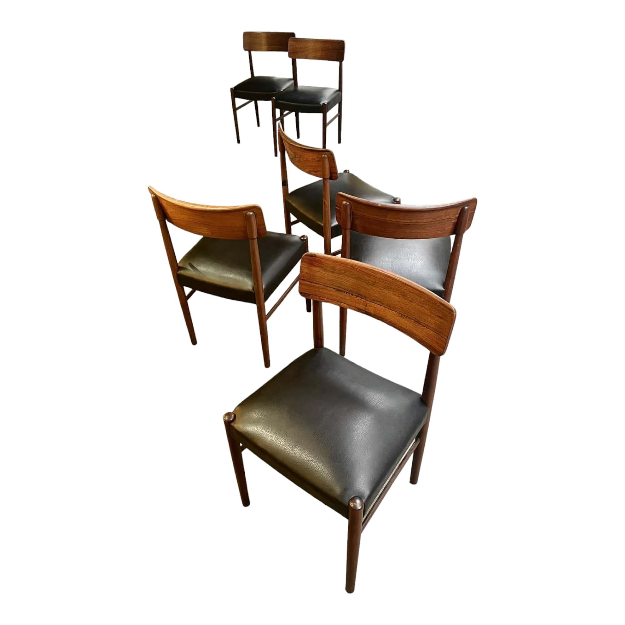 Discover these magnificent Danish chairs dating from the 1950s, a true piece of antique. With a seat height of 45 cm, these chairs offer optimal comfort. Their unique and timeless design makes them a real jewel for your interior. Carefully crafted
