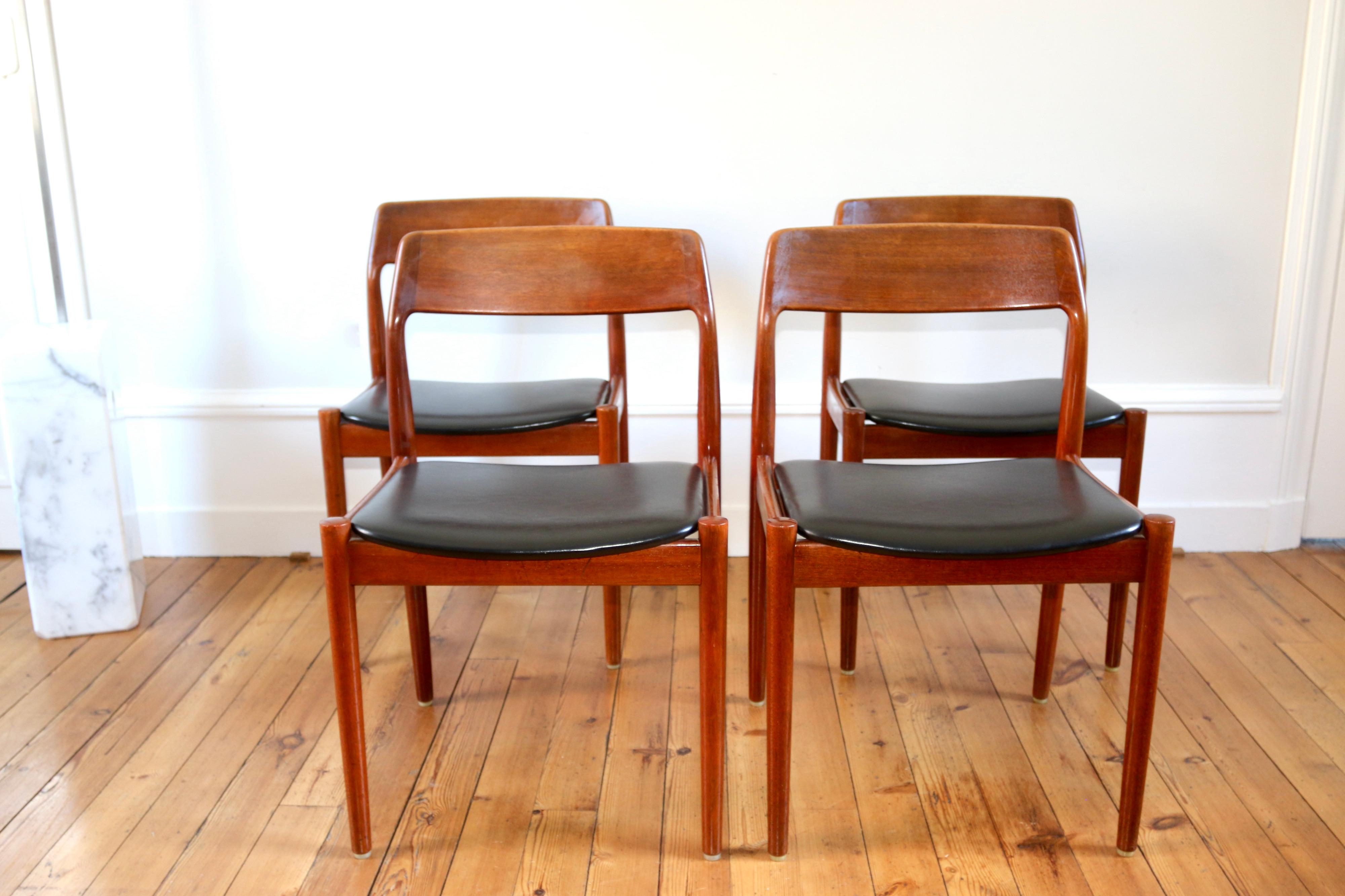 Série de 4 chaises danoises en teck éditées par Scanti Mobelvaerk, distribuées par Roche Bobois dans les années 60

en bon état, seuls à noter quelques signes du temps

dimensions : hauteur 77 cm X hauteur d'assise 44 cm x largeur 49 cm x profondeur