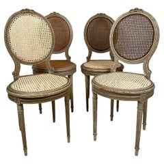 Série de quatre chaises de style Louis XVI, bois laqué gris. Vers 1900
