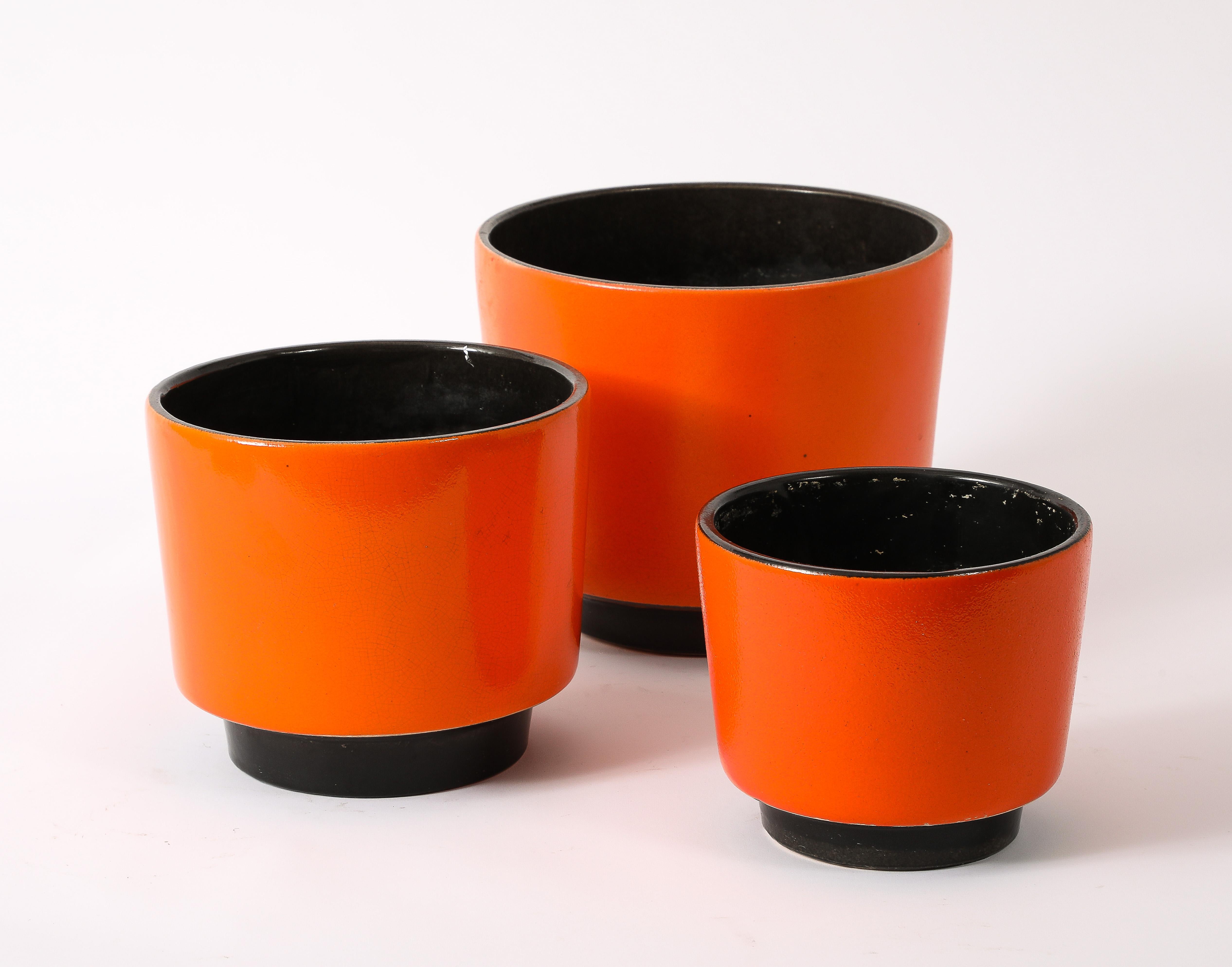 Un set di tre cache pot con smalti arancioni e neri che ricordano il lavoro di Georges Jouve.
Taglie:
7-3/4x9
6.5x7.5
5.5x6
