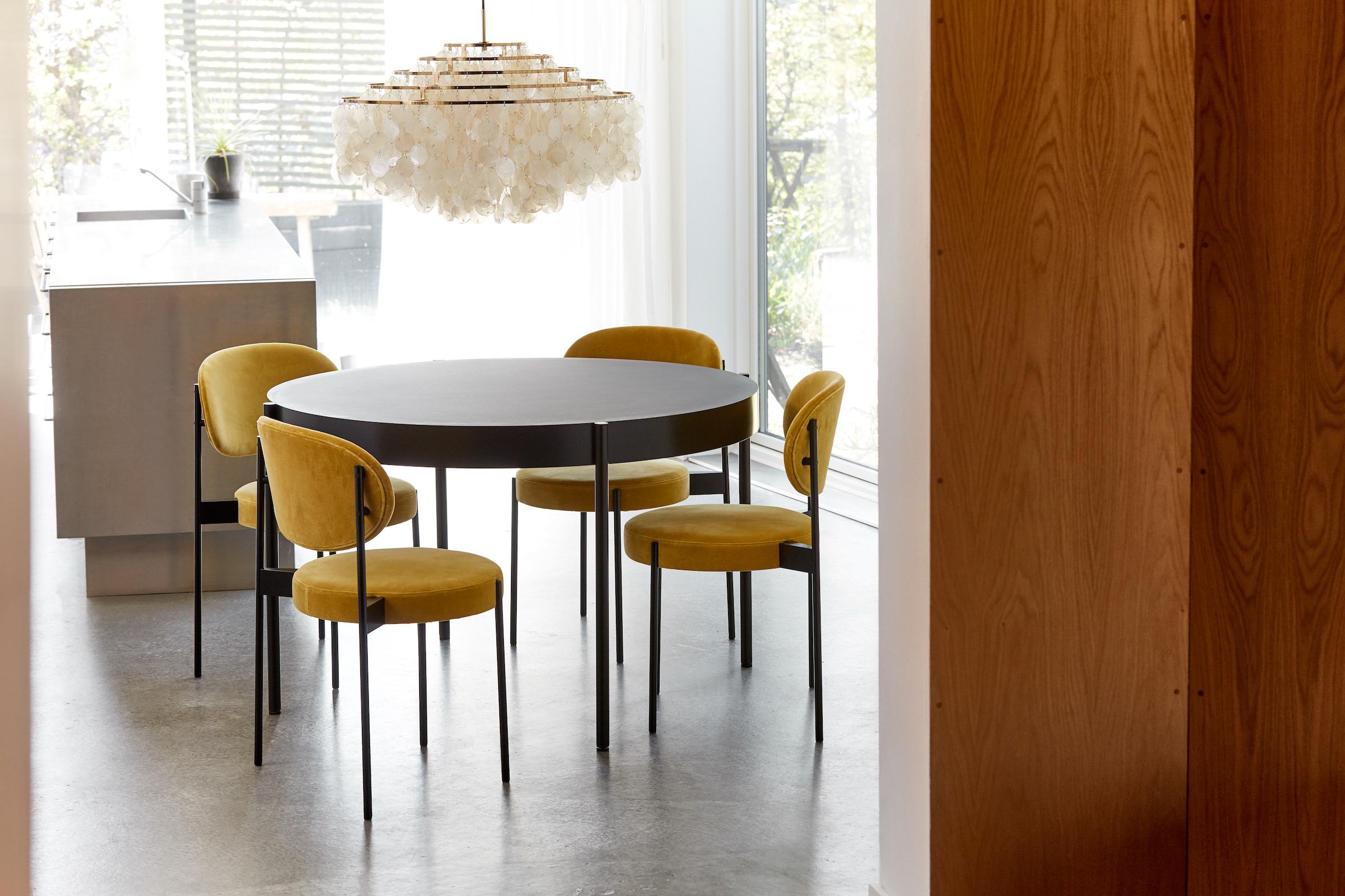 Métal Série 430 - Grande table de salle à manger ronde en noir par Verner Panton en vente