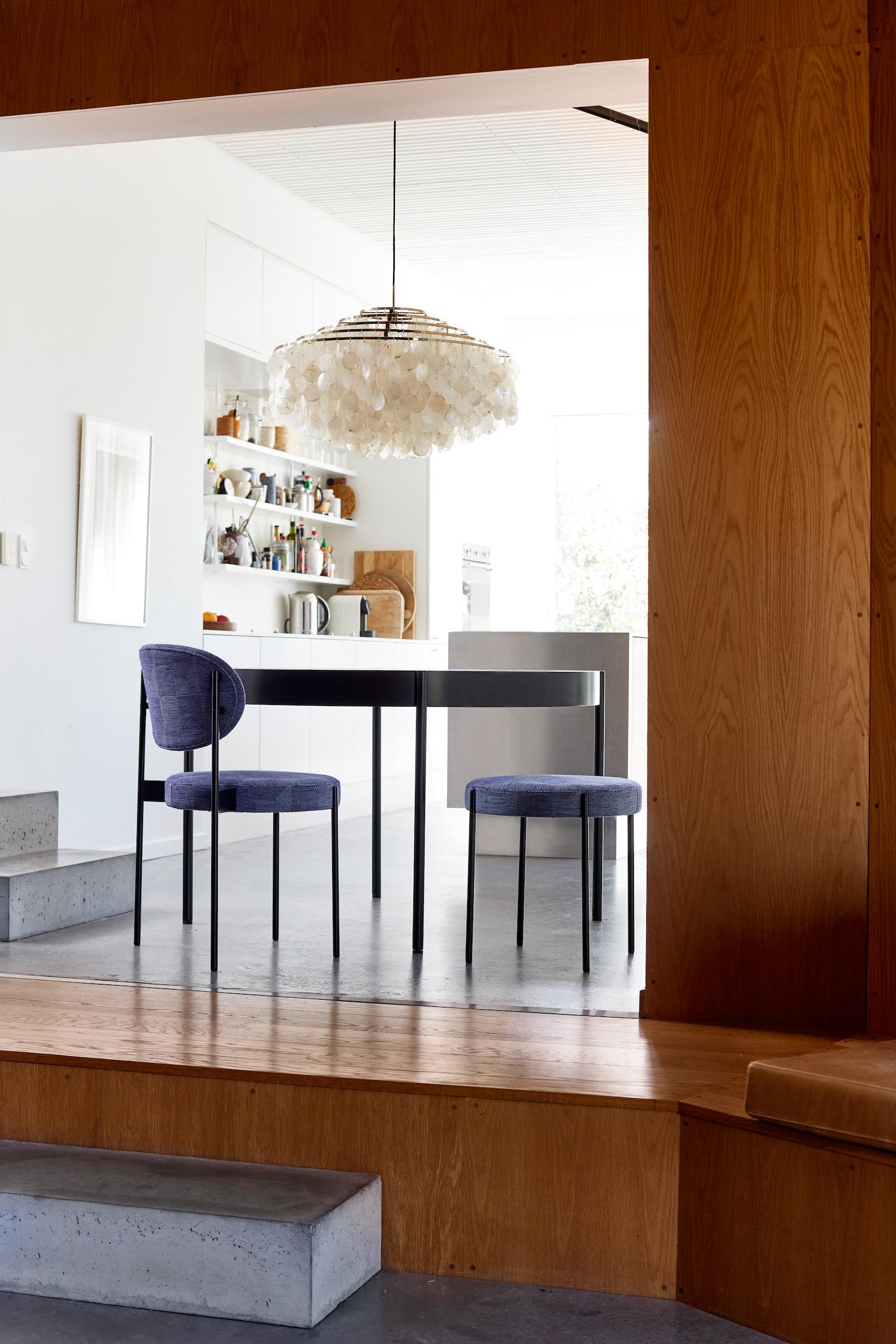 Moderne Petite table à manger ronde de la série 430 en noir de Verner Panton en vente