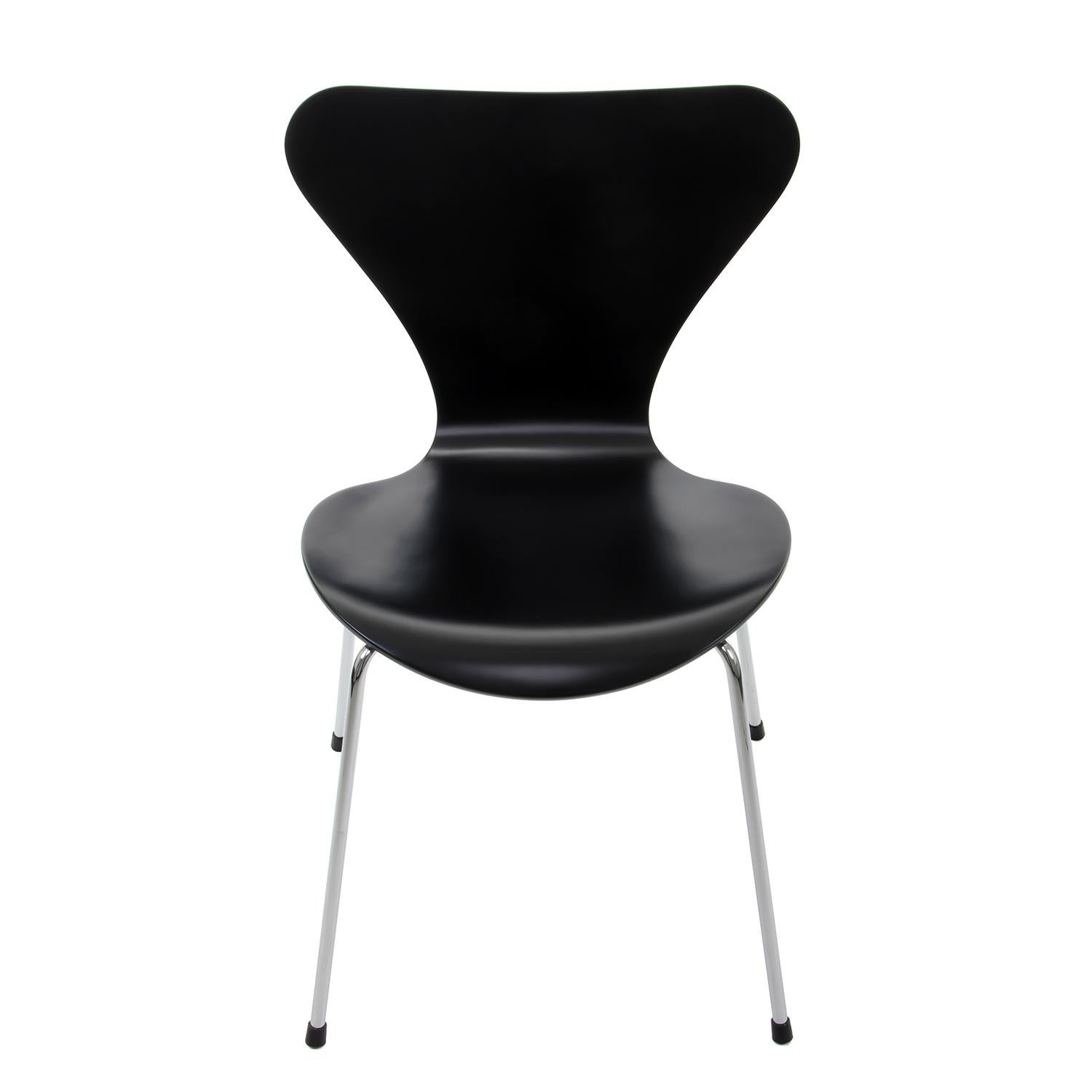 Series 7 Black Chair by Arne Jacobsen for Fritz Hansen in 1955 In Excellent Condition In Brondby, Copenhagen