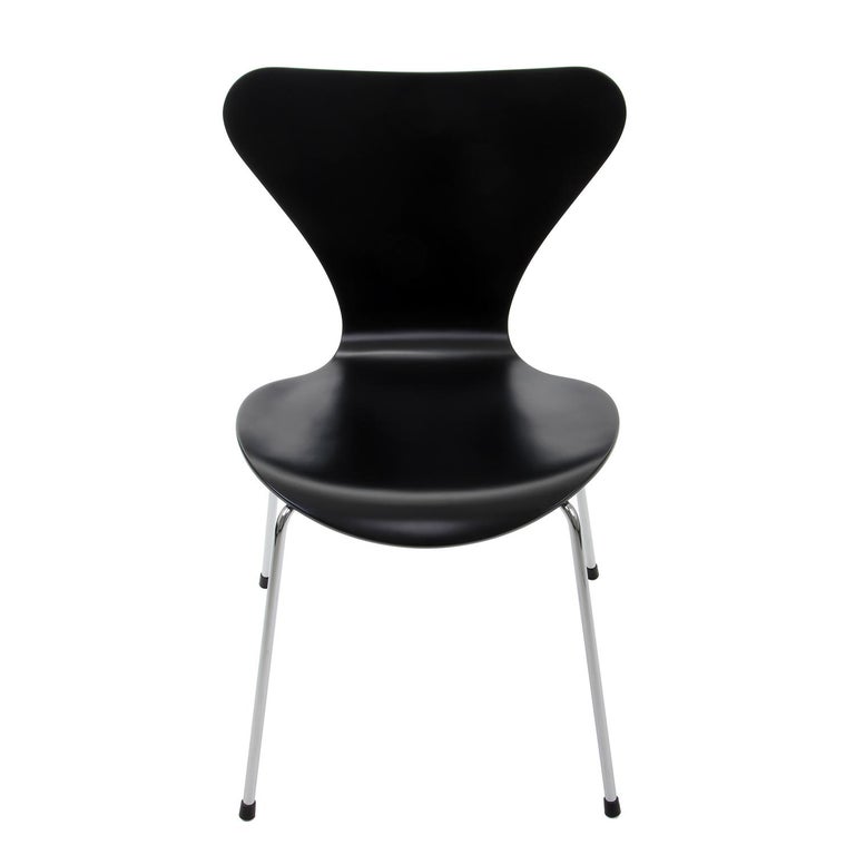 Series 7 Black Chair by Arne