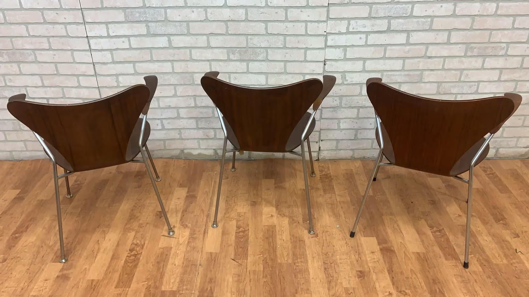 Hand-Crafted Series 7 Butterfly Teak Armchairs by Arne Jacobsen for Fritz Hansen - Set of 3 For Sale