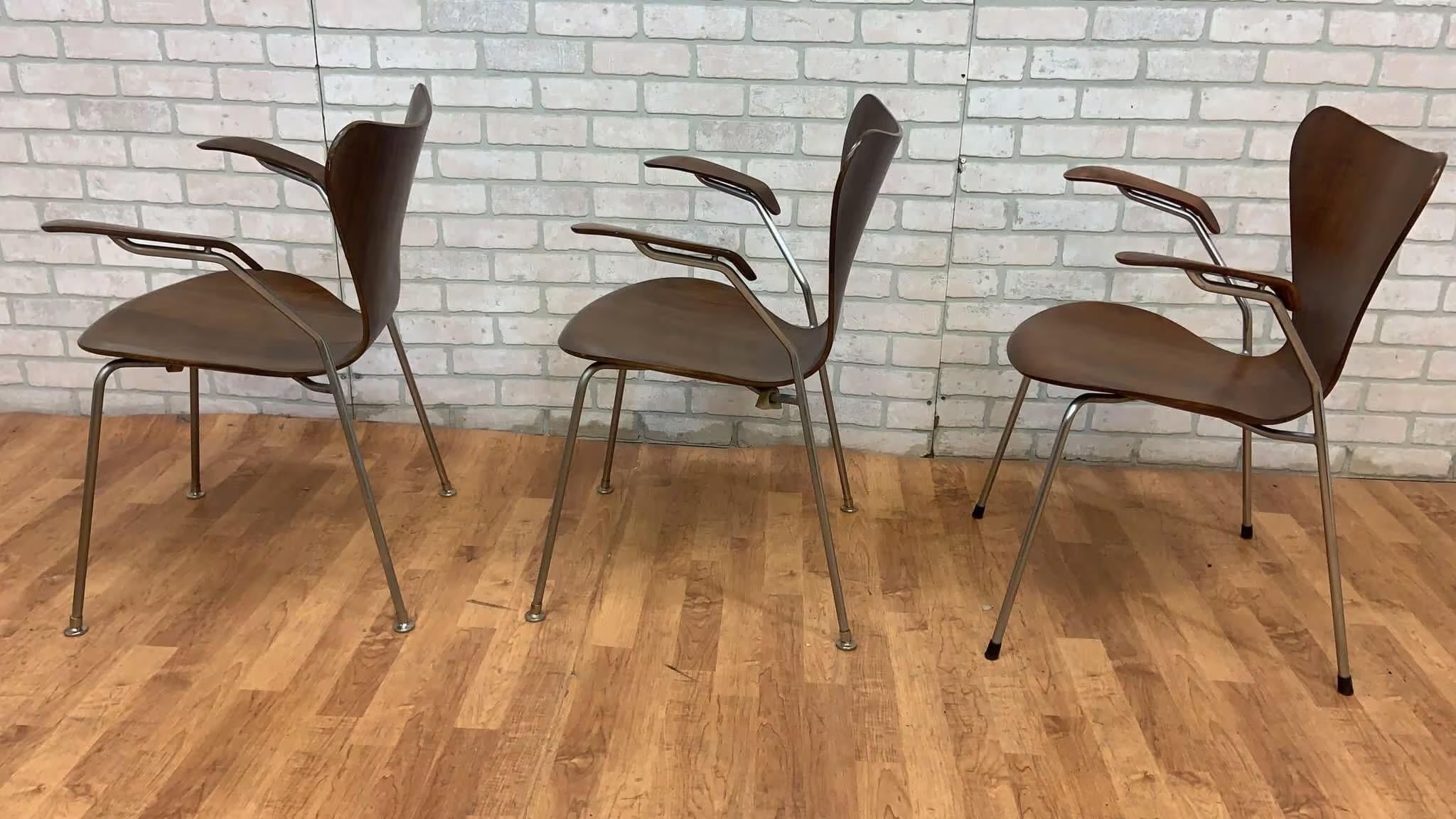 Series 7 Butterfly Teak Armchairs by Arne Jacobsen for Fritz Hansen - Set of 3 In Good Condition For Sale In Chicago, IL