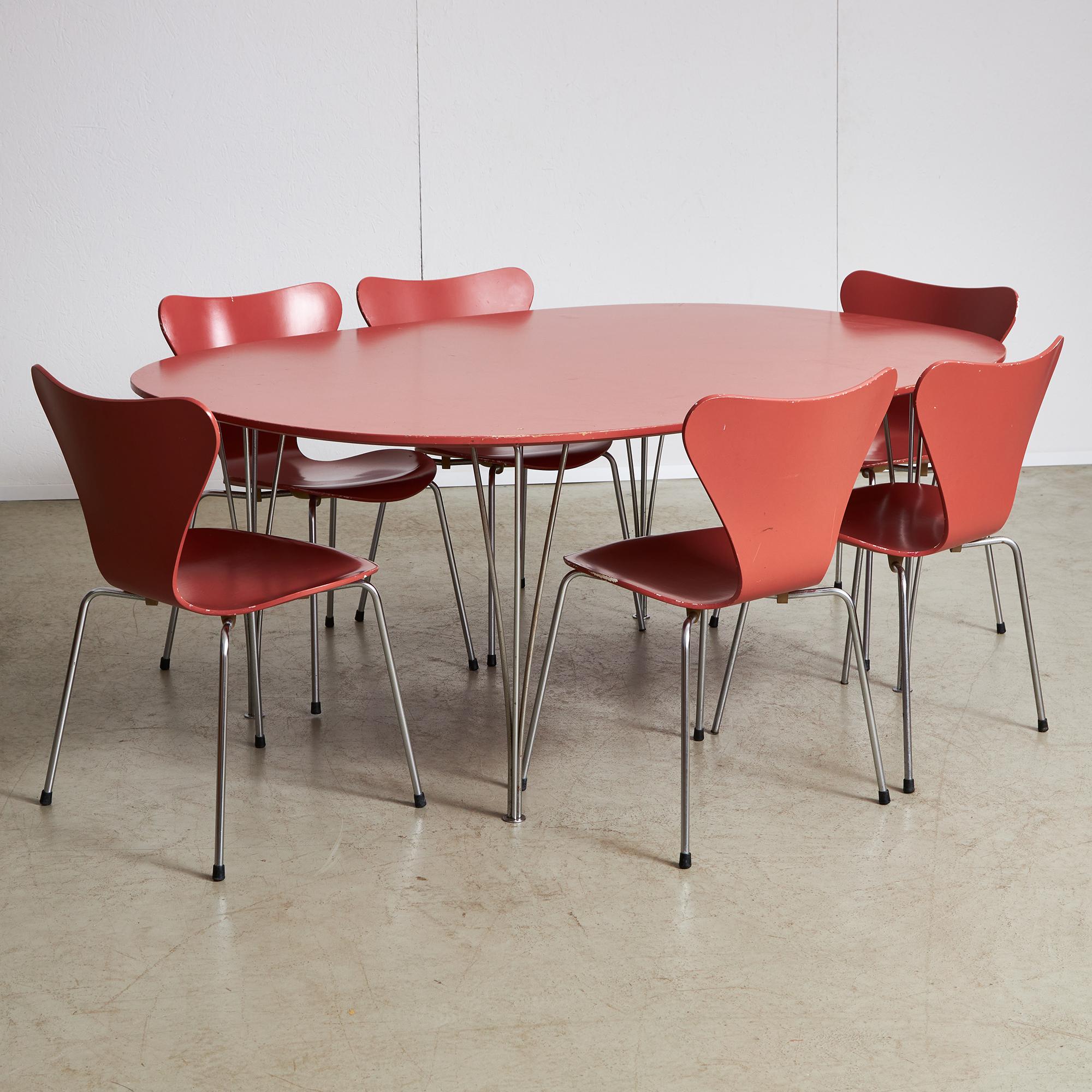 The Series 7 chair, designed by Danish architect Arne Jacobsen in 1955 and produced by Fritz Hansen, remains one of the most iconic pieces of modern furniture design. This particular example, finished in a coral pink tone, shows off the chair’s
