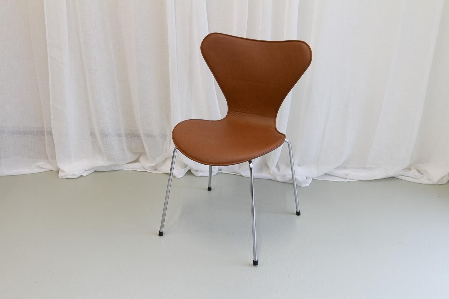 Stuhl der Serie 7 von Arne Jacobsen für Fritz Hansen, 2001.

Arne Jacobsen Stapel-Esszimmerstühle Modell 3107 mit abnehmbarem Bezug aus cognacfarbenem Leder.
Modell 3107 auch bekannt als Serie 7, Butterfly Chair oder auf Dänisch 