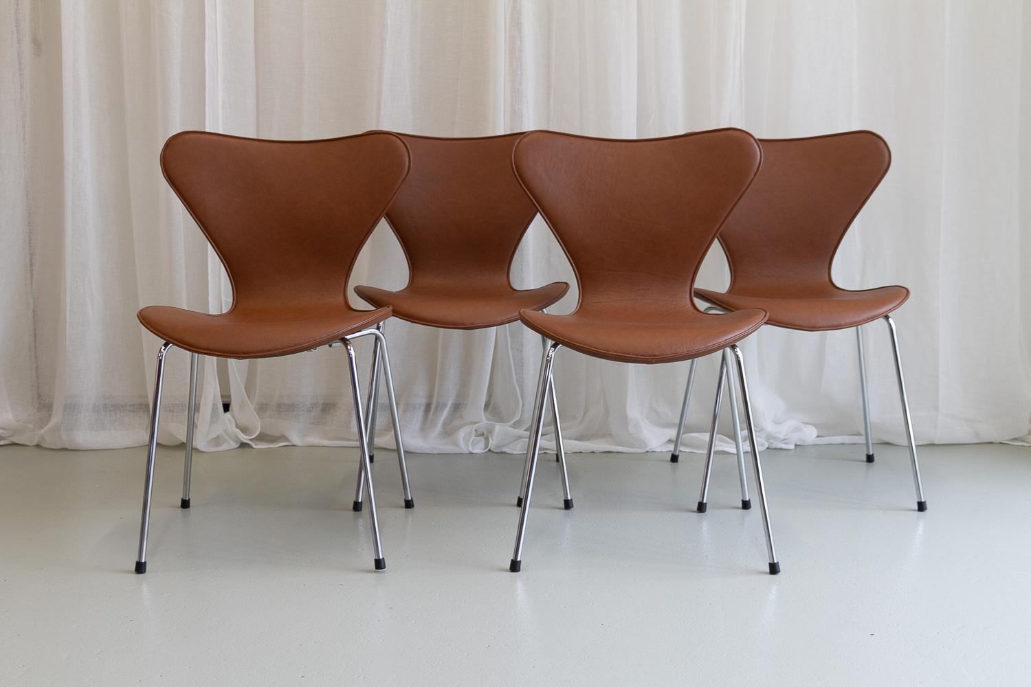 Serie 7 Stühle von Arne Jacobsen für Fritz Hansen, 2000er-Jahre. Satz von 4.

Arne Jacobsen Stapel-Esszimmerstühle Modell 3107 mit abnehmbarem Bezug aus cognacfarbenem Leder.
Modell 3107 auch bekannt als Serie 7, Butterfly Chair oder auf Dänisch