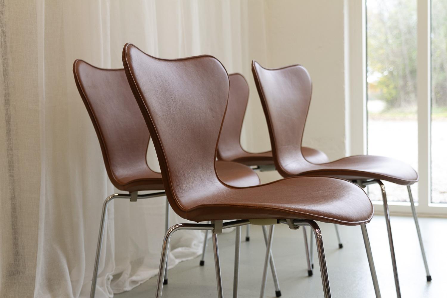 Serie 7 Stühle von Arne Jacobsen für Fritz Hansen, 2000er-Jahre. Satz von 4. (21. Jahrhundert und zeitgenössisch) im Angebot