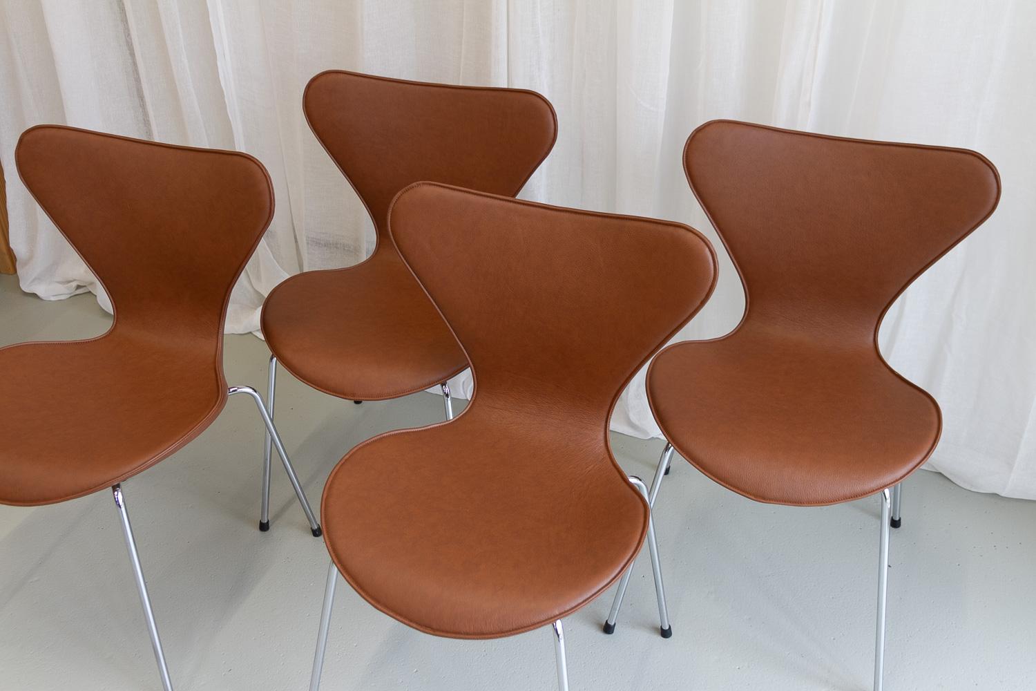 Serie 7 Stühle von Arne Jacobsen für Fritz Hansen, 2000er-Jahre. Satz von 4. (Leder) im Angebot