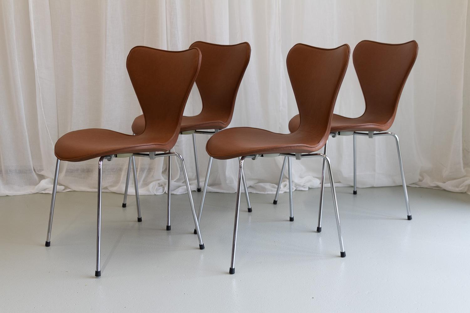 Serie 7 Stühle von Arne Jacobsen für Fritz Hansen, 2000er-Jahre. Satz von 4. im Angebot 1