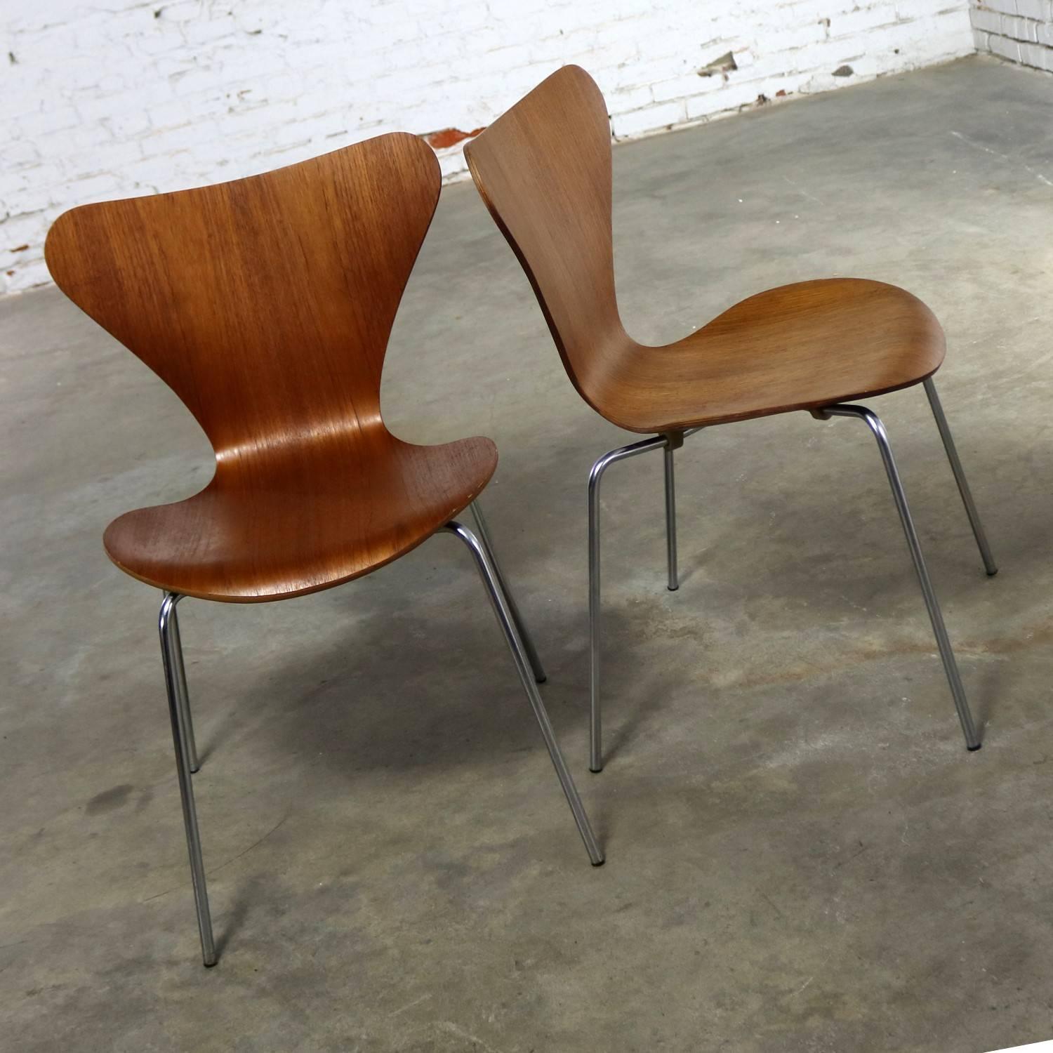 Scandinavian Modern Series 7 Chairs by Arne Jacobsen for Fritz Hansen Vintage MCM Molded Teak, Pair