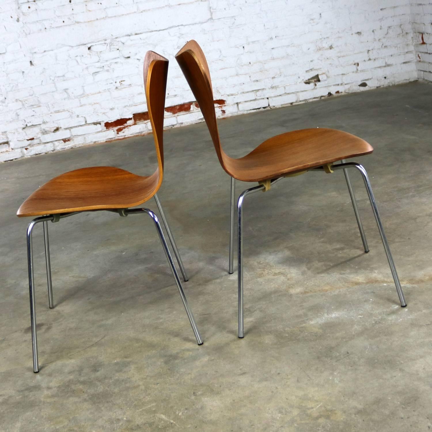Danish Series 7 Chairs by Arne Jacobsen for Fritz Hansen Vintage MCM Molded Teak, Pair