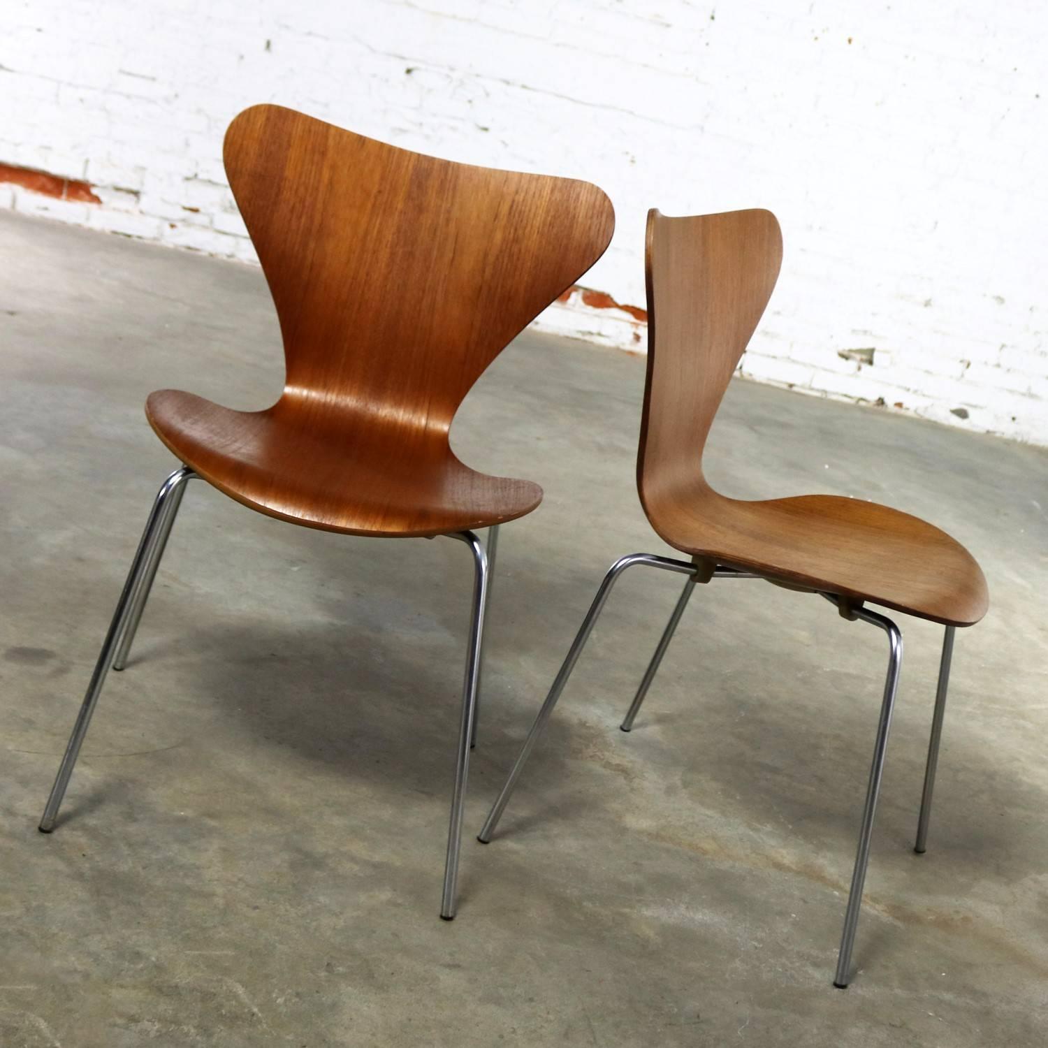 Series 7 Chairs by Arne Jacobsen for Fritz Hansen Vintage MCM Molded Teak, Pair In Good Condition In Topeka, KS