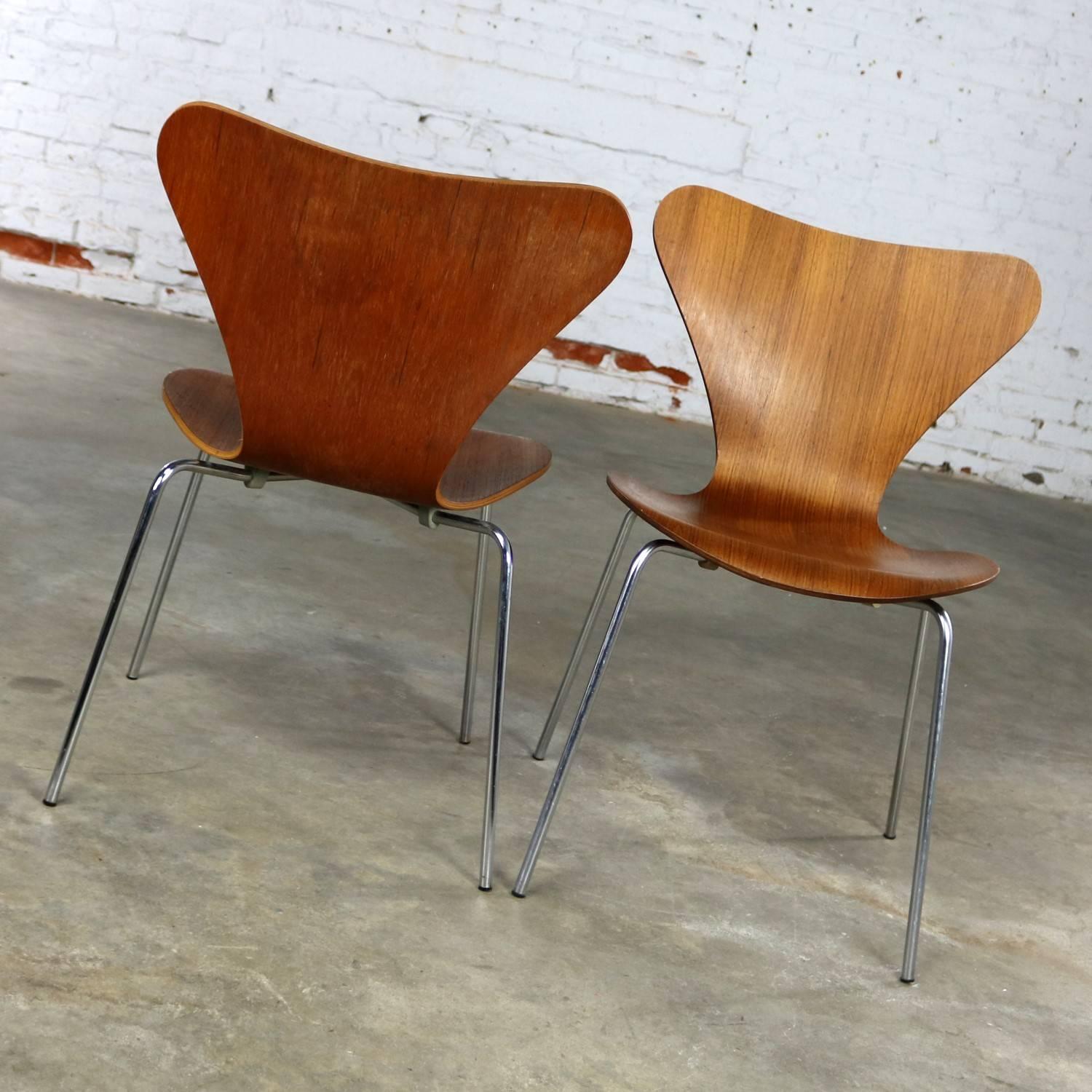 20th Century Series 7 Chairs by Arne Jacobsen for Fritz Hansen Vintage MCM Molded Teak, Pair