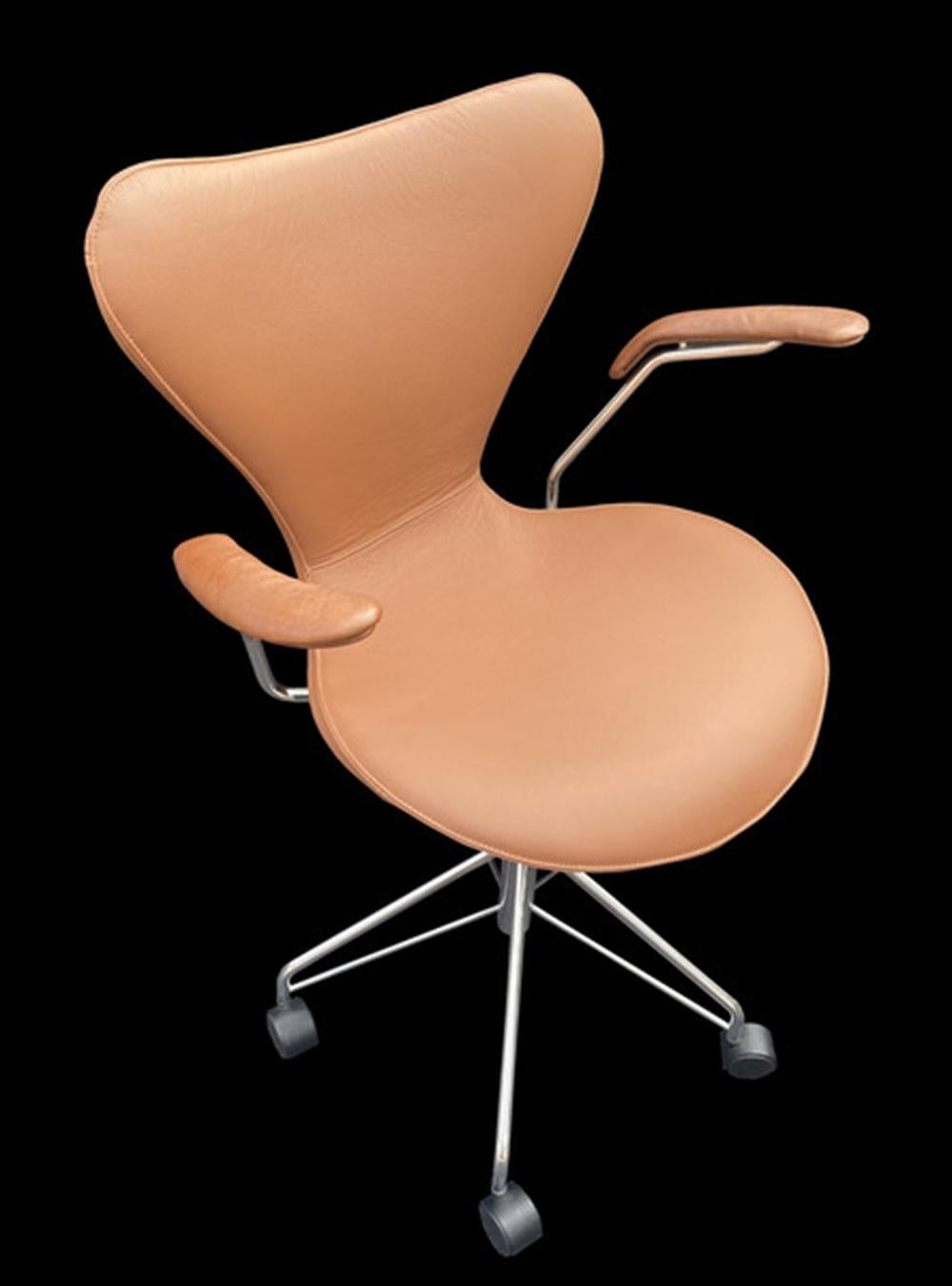 Series 7 Desk Chair in Brown Leather by Arne Jacobsen for Fritz Hansen In Excellent Condition In Little Burstead, Essex