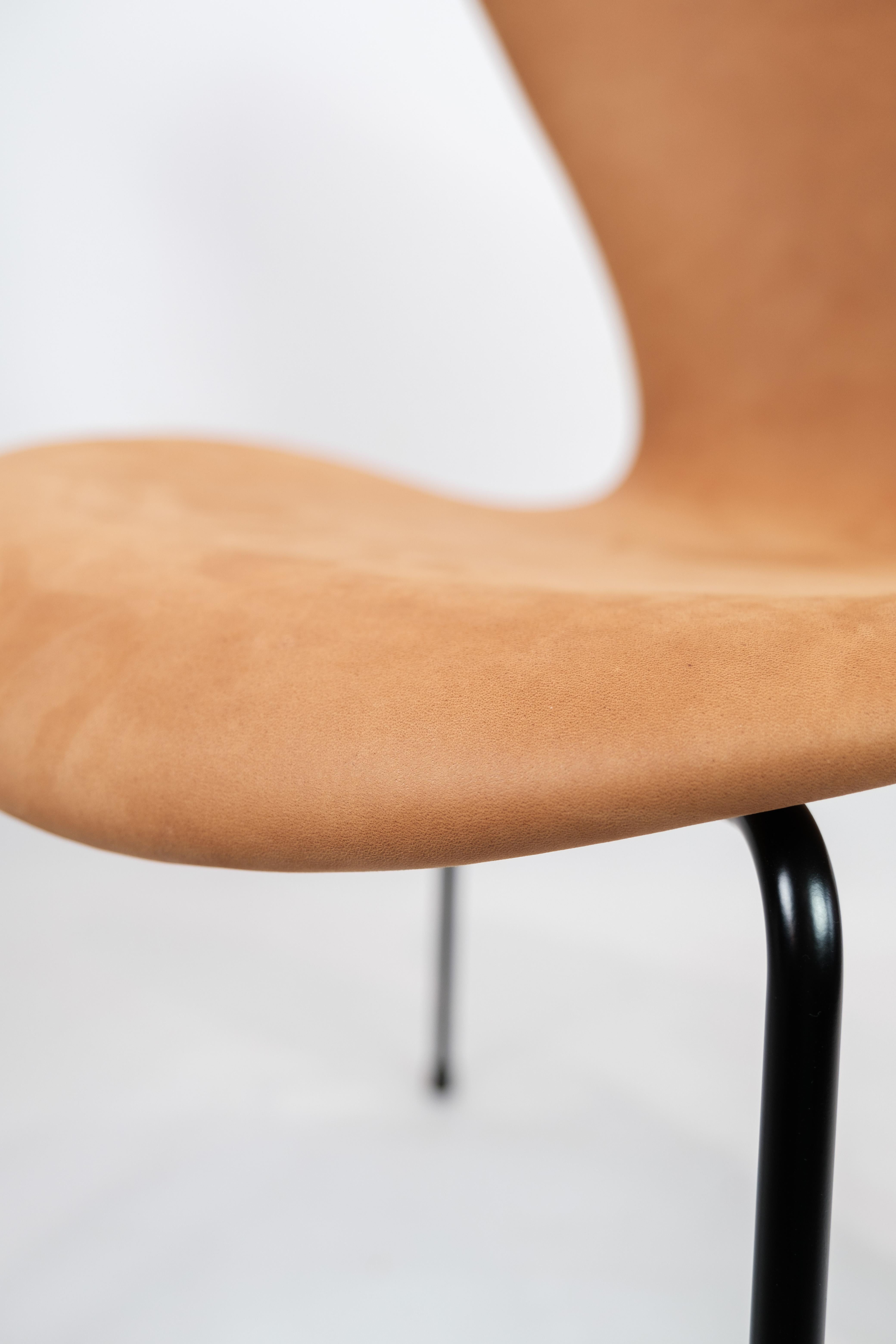 Cuir Série 7, modèle 3107, chaise entièrement rembourrée pour le 80e anniversaire en vente