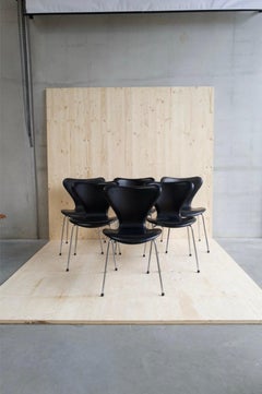 Series 7 Model 3107 designed by Arne Jacobsen for Fritz Hansen