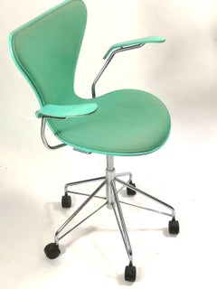 "Series 7", or model 3217 office chair designed by Arne Jacobsen (50170)