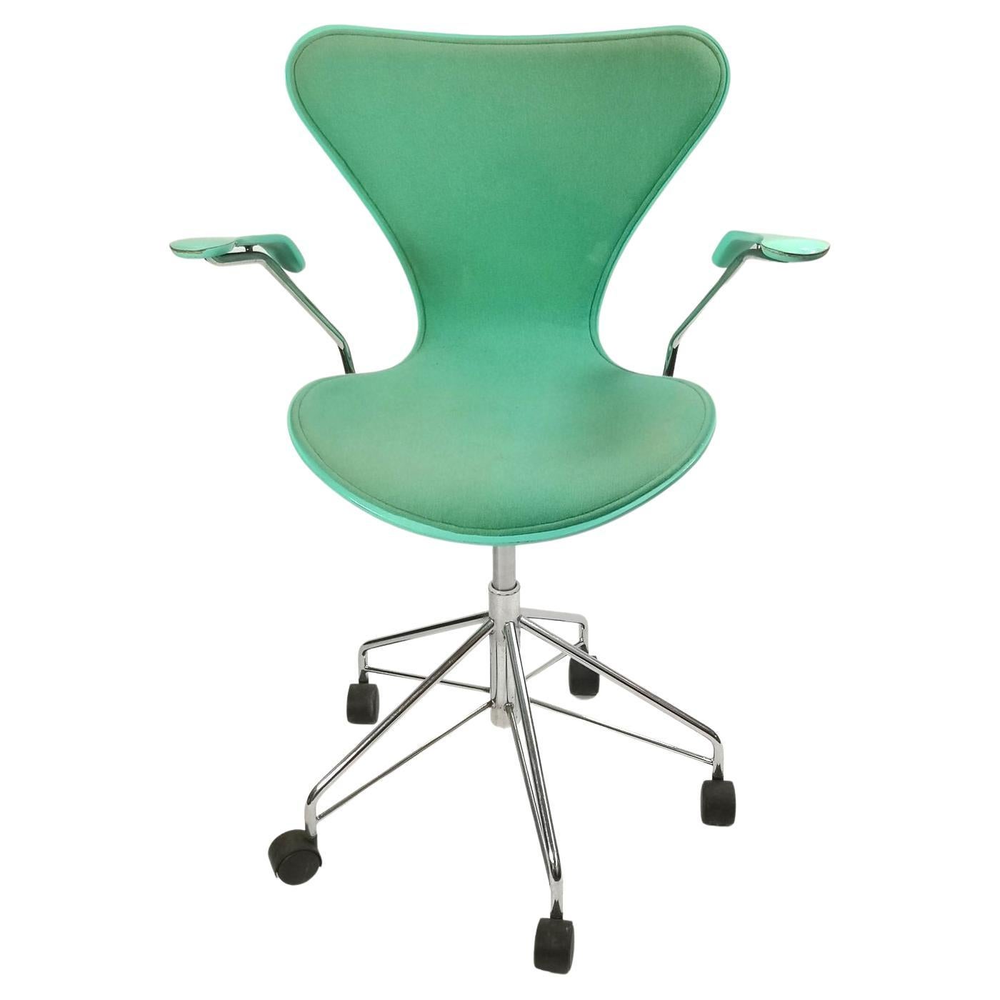 "Series 7", or model 3217 office chair designed by Arne Jacobsen (50170)