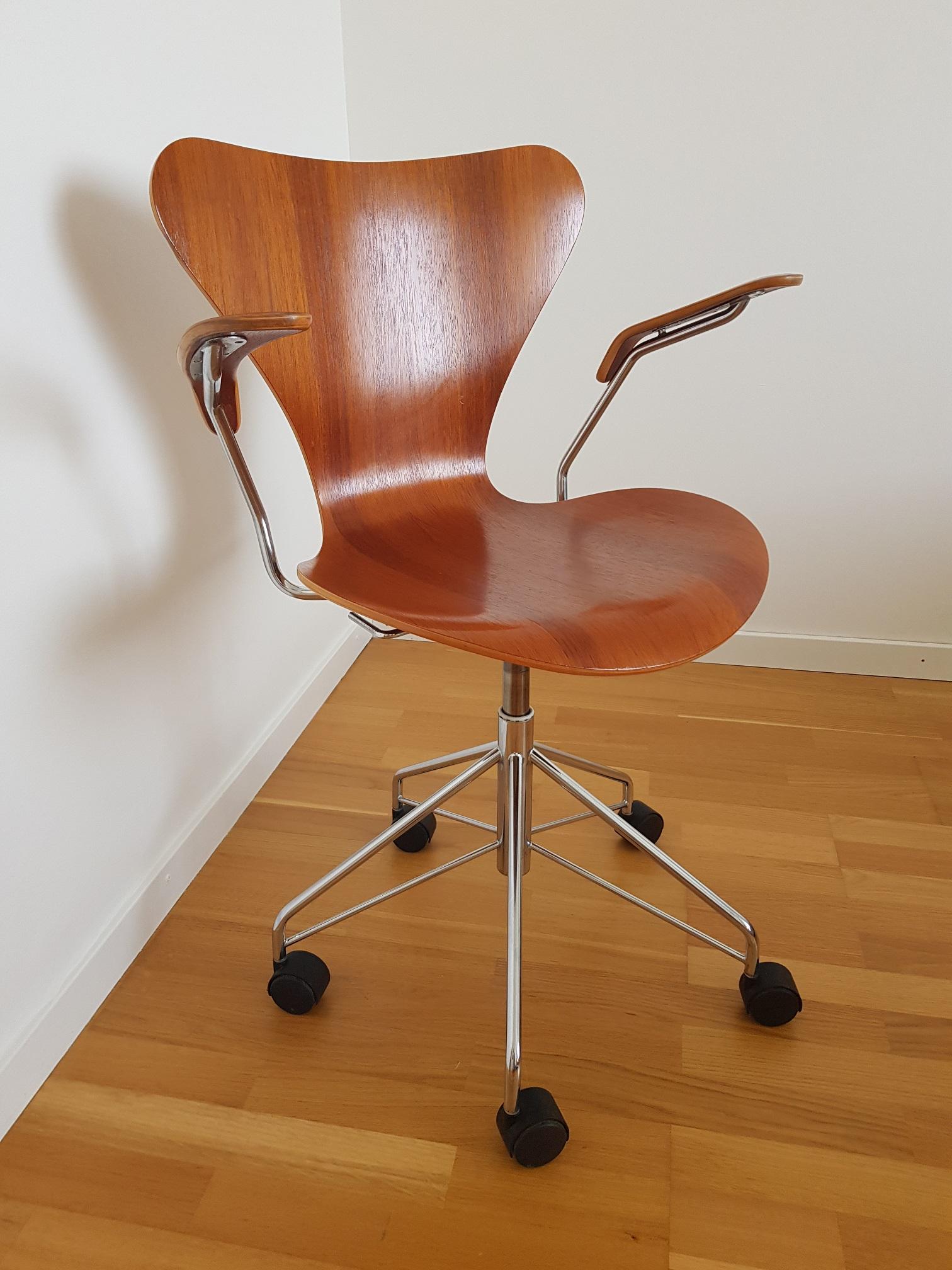 Series 7 office chair in teak and chromed base with 5 wheels. No longer in production in teak. The seating position is adjustable and can be lifted or lowered (46-55 cm). Produced in Denmark 1997 by Fritz Hansen. This desk chair is one of the most