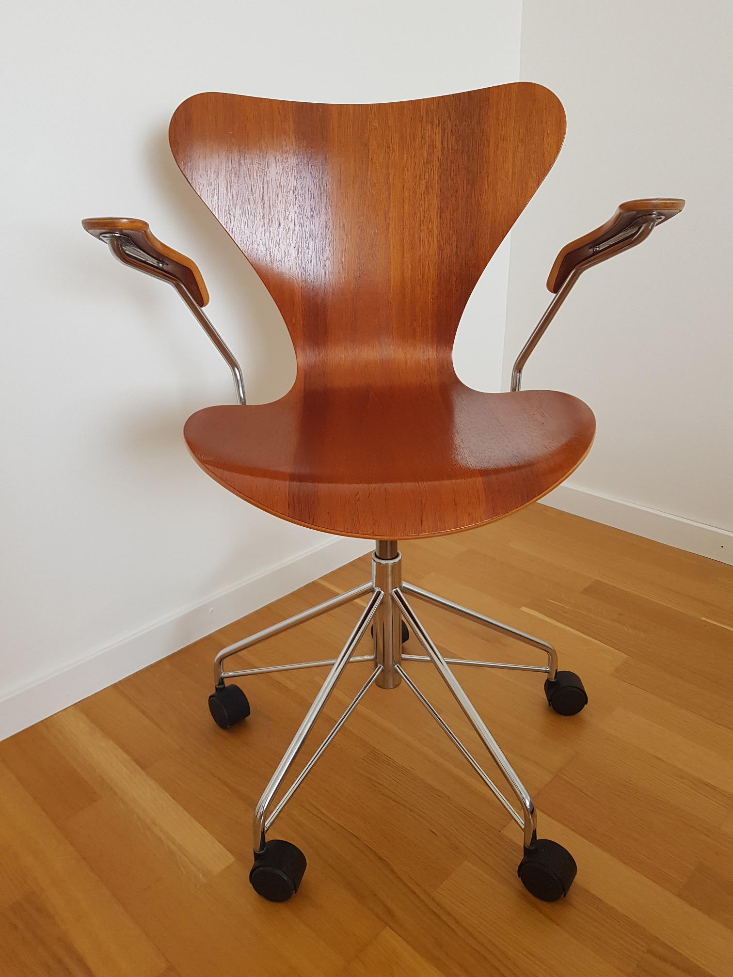 Scandinavian Modern Series 7 Teak Desk Chair Model 3217 by Arne Jacobsen for Fritz Hansen
