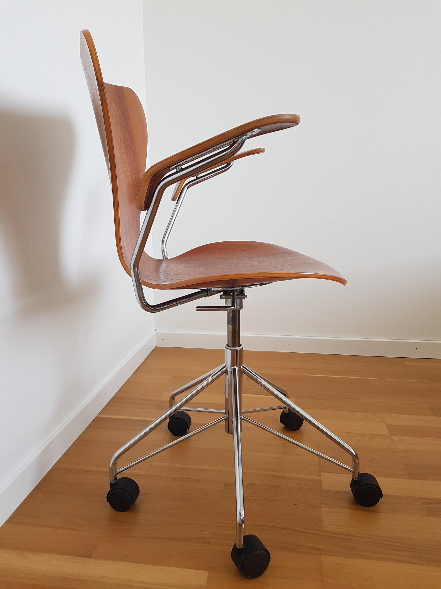 Danish Series 7 Teak Desk Chair Model 3217 by Arne Jacobsen for Fritz Hansen