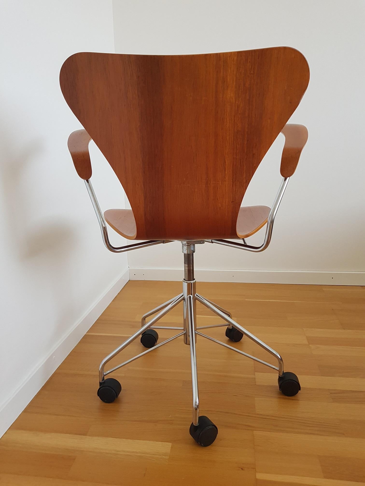 Series 7 Teak Desk Chair Model 3217 by Arne Jacobsen for Fritz Hansen In Good Condition In Limhamn, SE