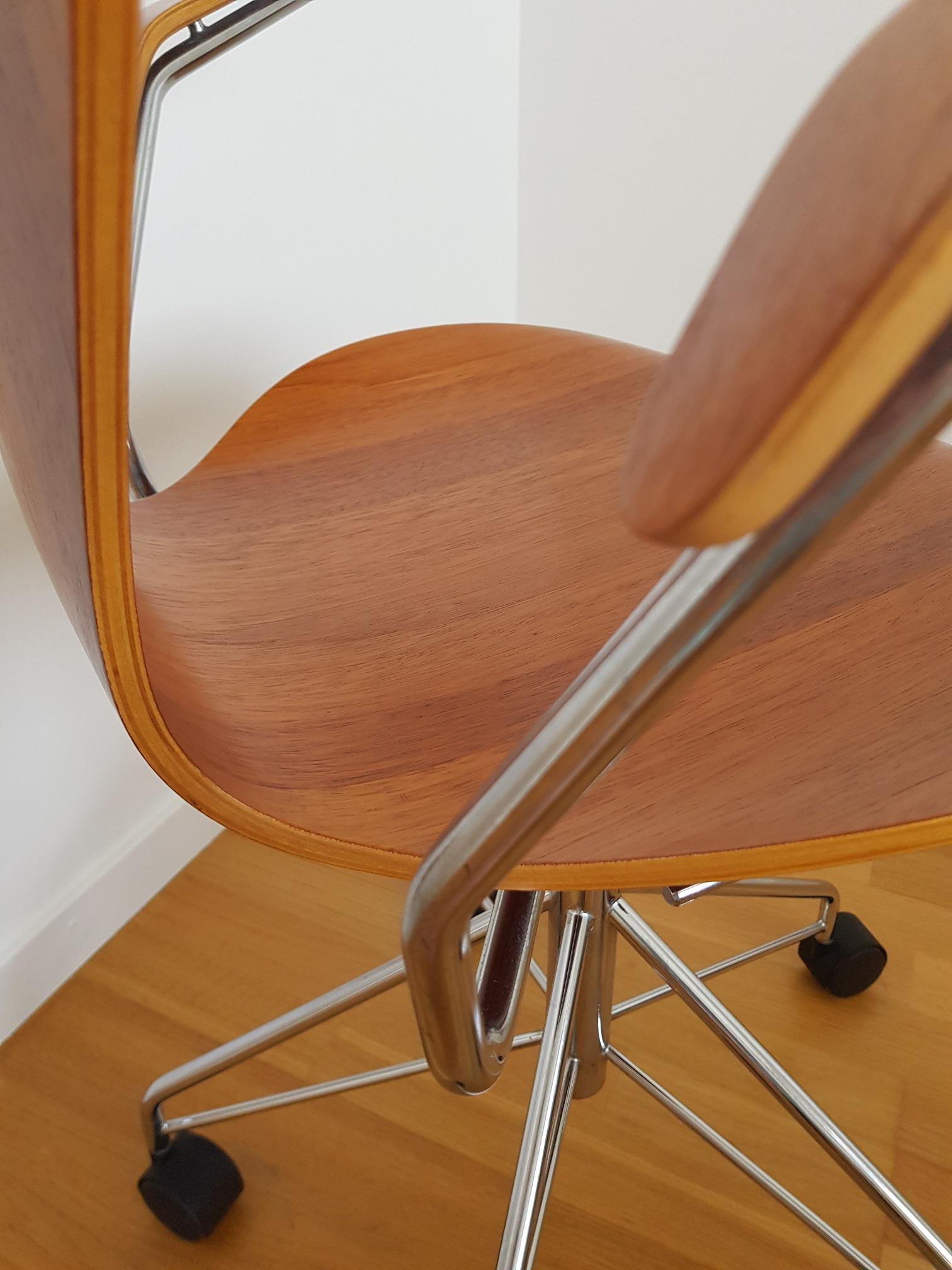 20th Century Series 7 Teak Desk Chair Model 3217 by Arne Jacobsen for Fritz Hansen