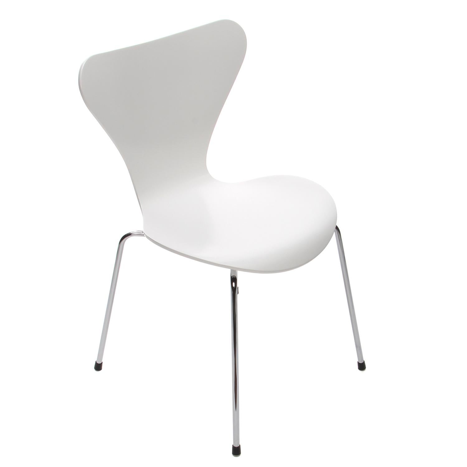 We have 4 of these iconic chairs in white lacquer finish.

We have 4 original vintage (labeled production year 1989) Series 7 chairs, fully restored and re-lacquered in a silk semi-gloss white finish (the original Fritz Hansen white) - done by the