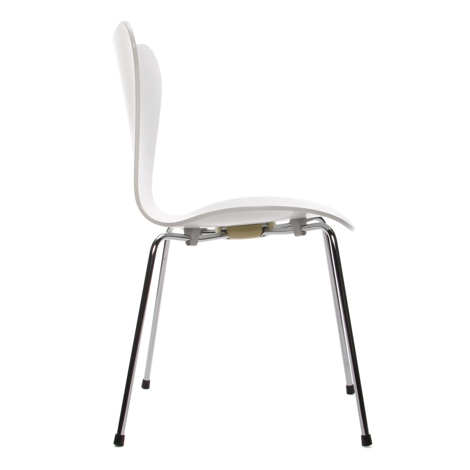 Scandinavian Modern Series 7 White Chair by Arne Jacobsen for Fritz Hansen in 1955