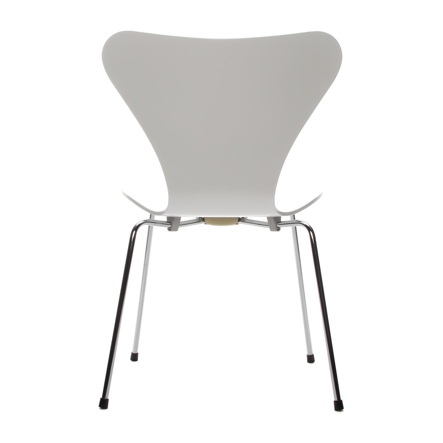 Lacquered Series 7 White Chair by Arne Jacobsen for Fritz Hansen in 1955