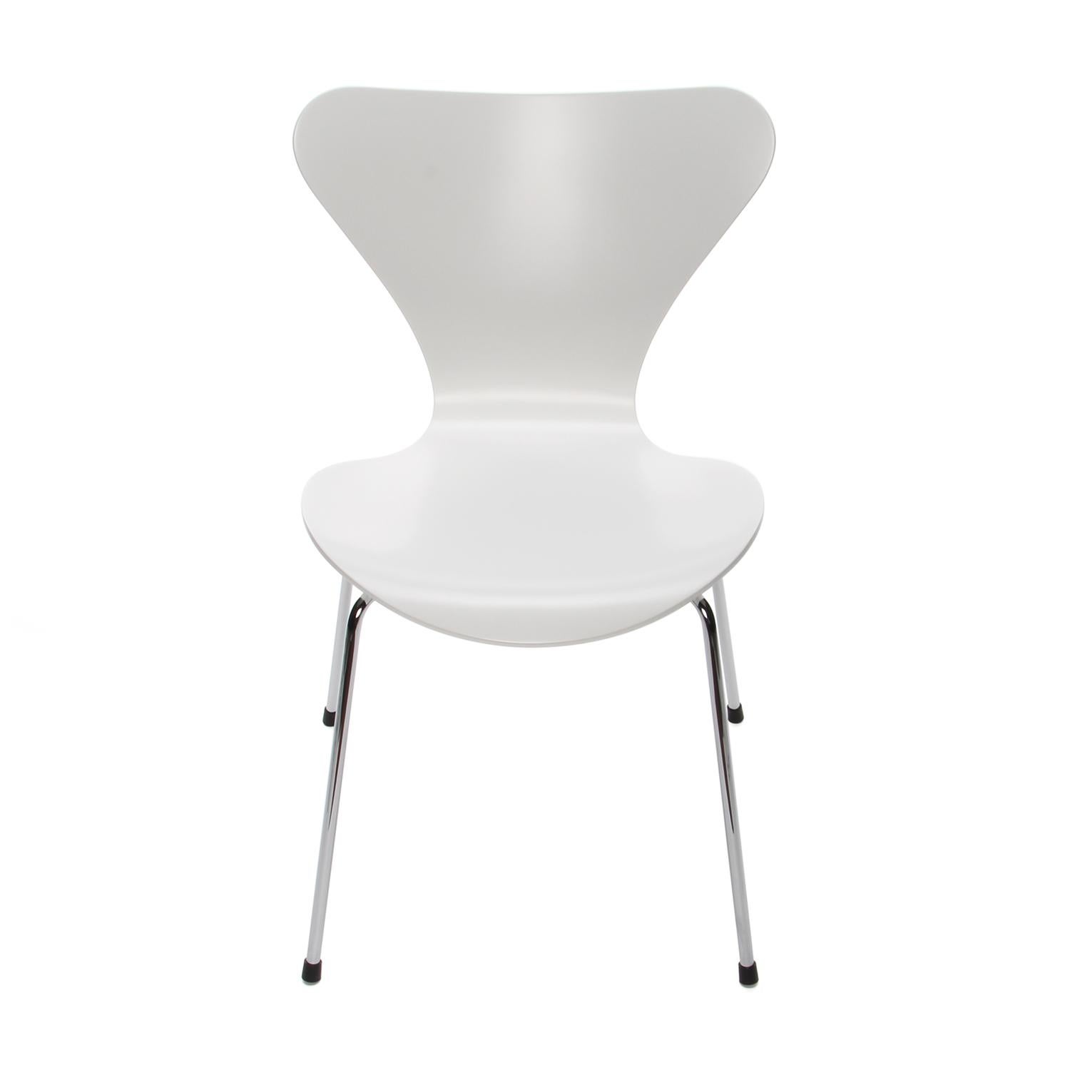 Series 7 White Chair by Arne Jacobsen for Fritz Hansen in 1955 In Excellent Condition In Brondby, Copenhagen