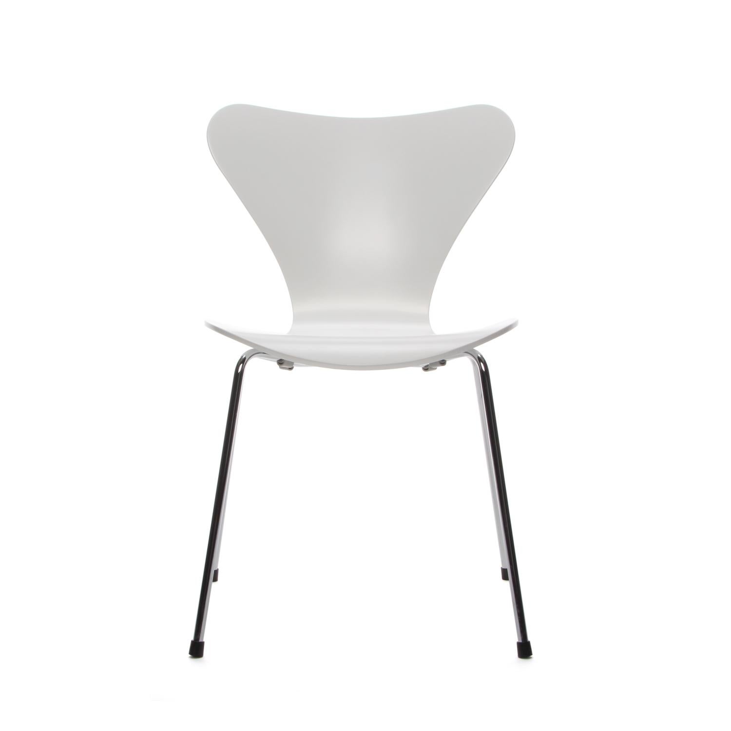 Series 7 White Chair by Arne Jacobsen for Fritz Hansen in 1955