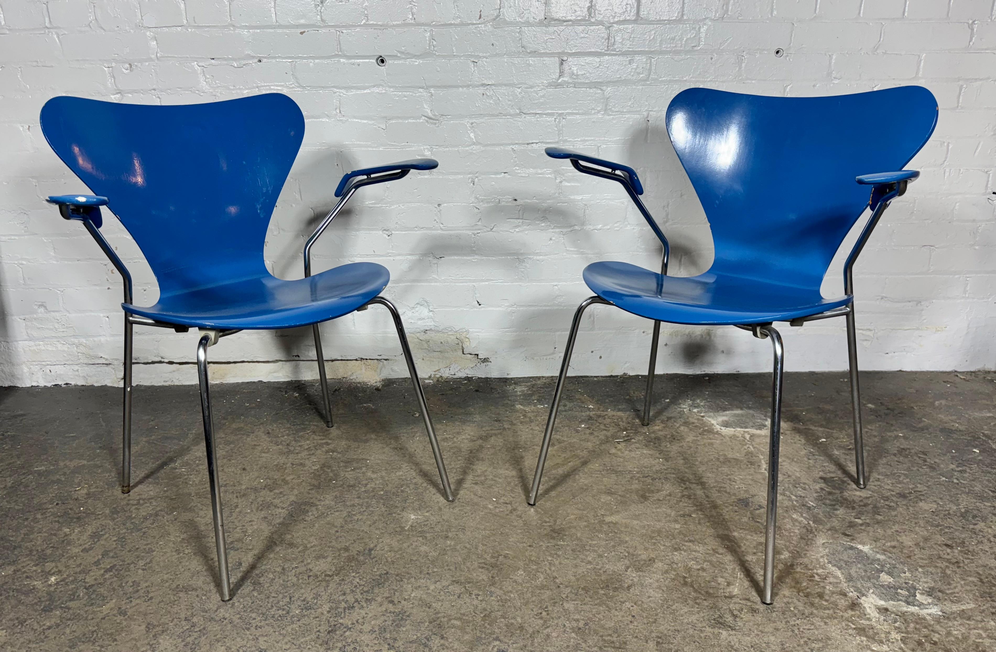 Danish Series 7 with arm rests by Arne Jacobsen/ Fritz Hansen