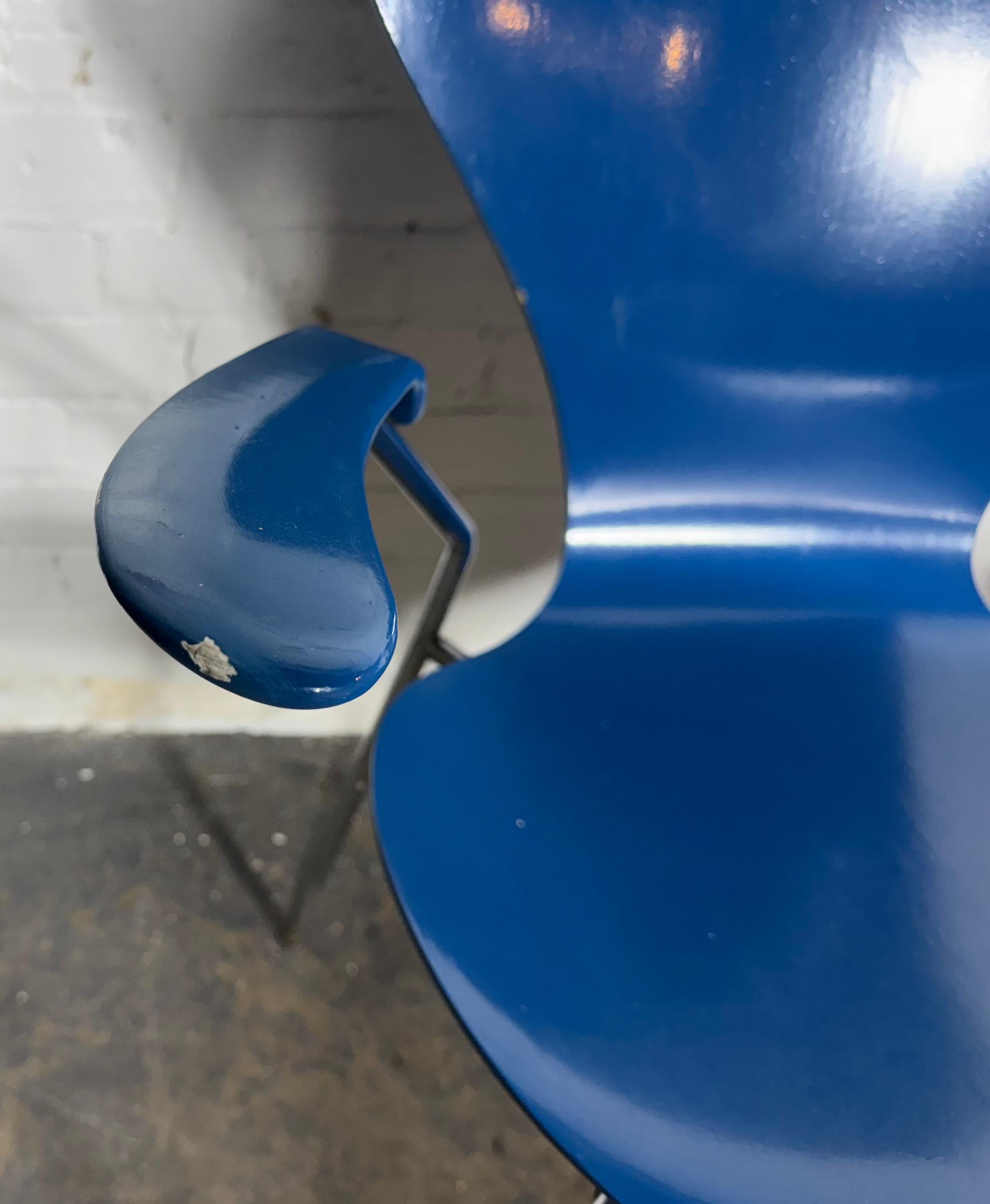 Late 20th Century Series 7 with arm rests by Arne Jacobsen/ Fritz Hansen