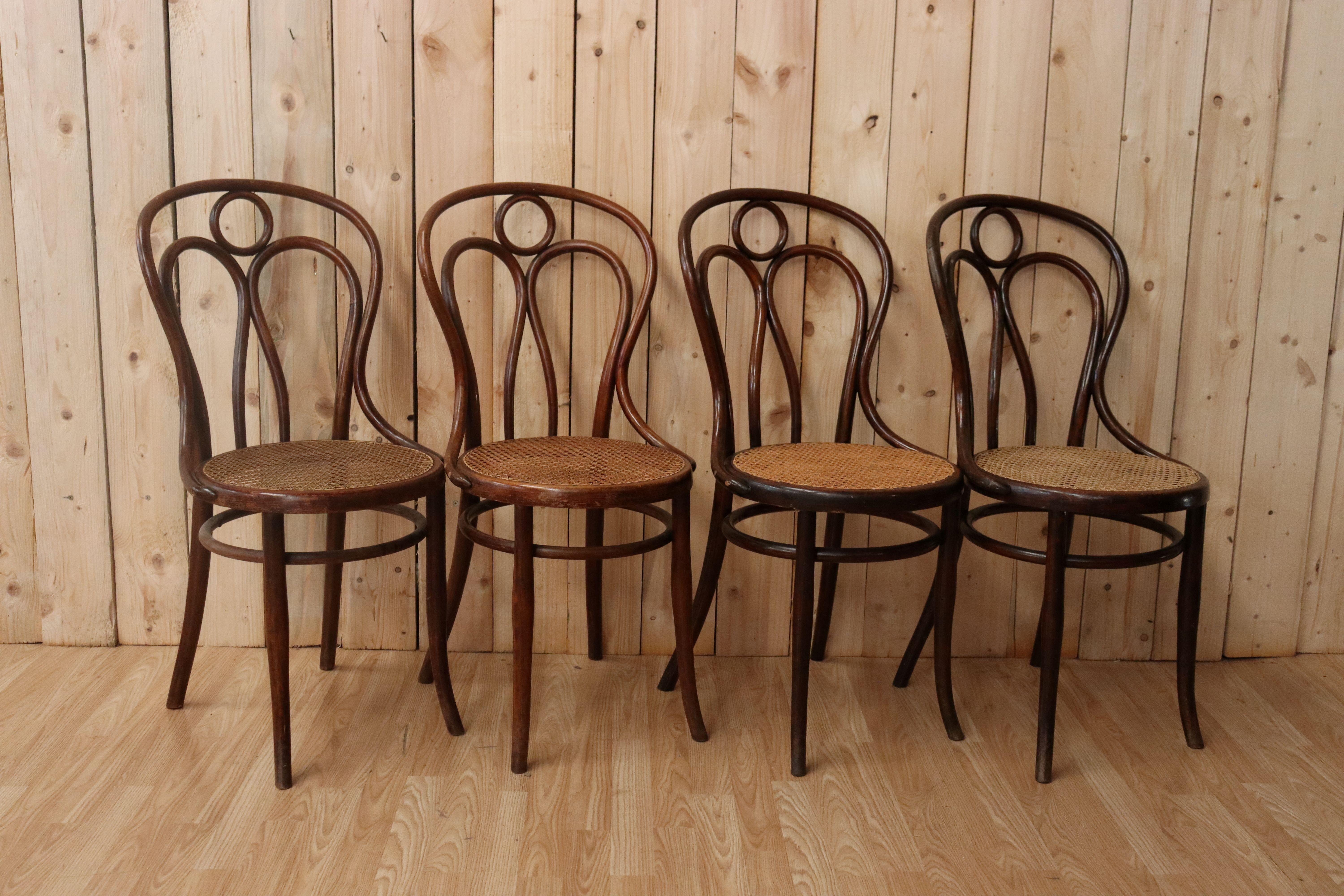 Beautiful series of 8 bistro chairs n°36 from Joseph & Jacob Kohn, period 1910. Canework seats and curved wooden structure. Excellent condition and beautiful patina of time. Presence of use. Seat height 47cm.