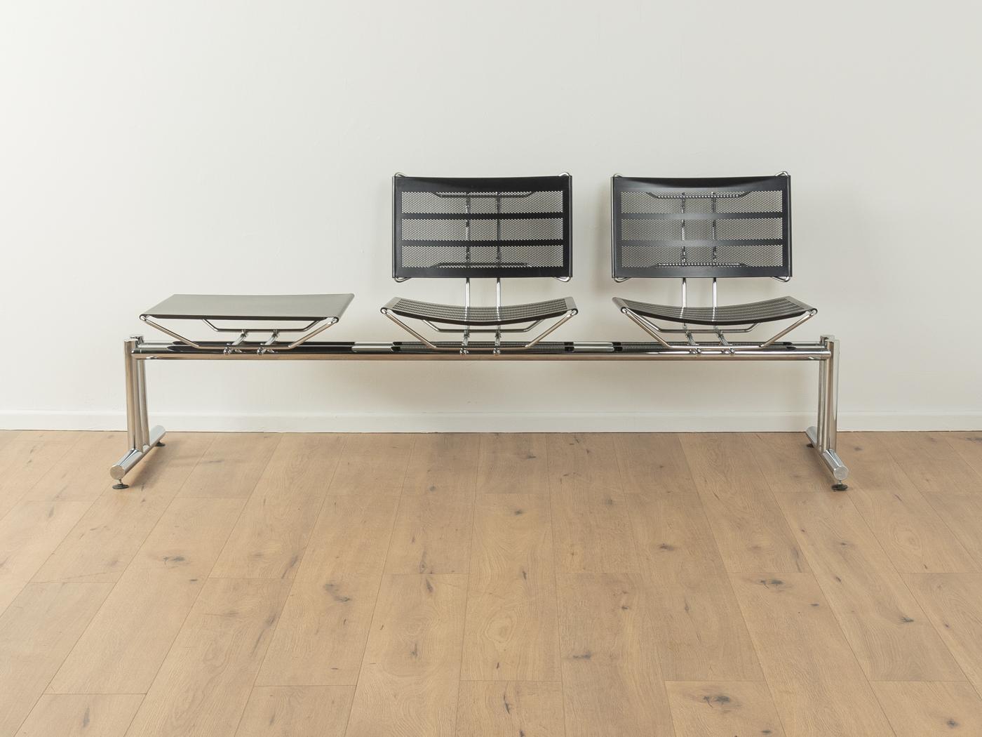 Rare banc de la série 8600 de Hans-Ullrich Bitsch pour Kusch+Co des années 1980. Structure en métal chromé de haute qualité avec dossier, table et plateau en métal laqué noir.

Caractéristiques de qualité :

    très bon travail
    des matériaux de