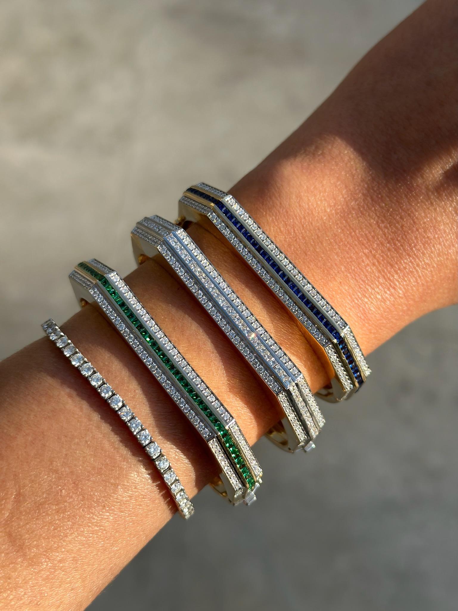 Il s'agit d'un élégant bracelet bangle au design bicolore. La bande intérieure semble être fabriquée en or jaune 14 carats, tandis que le cadre extérieur, de forme angulaire, est orné de rangées de diamants étincelants sertis en or blanc. Le