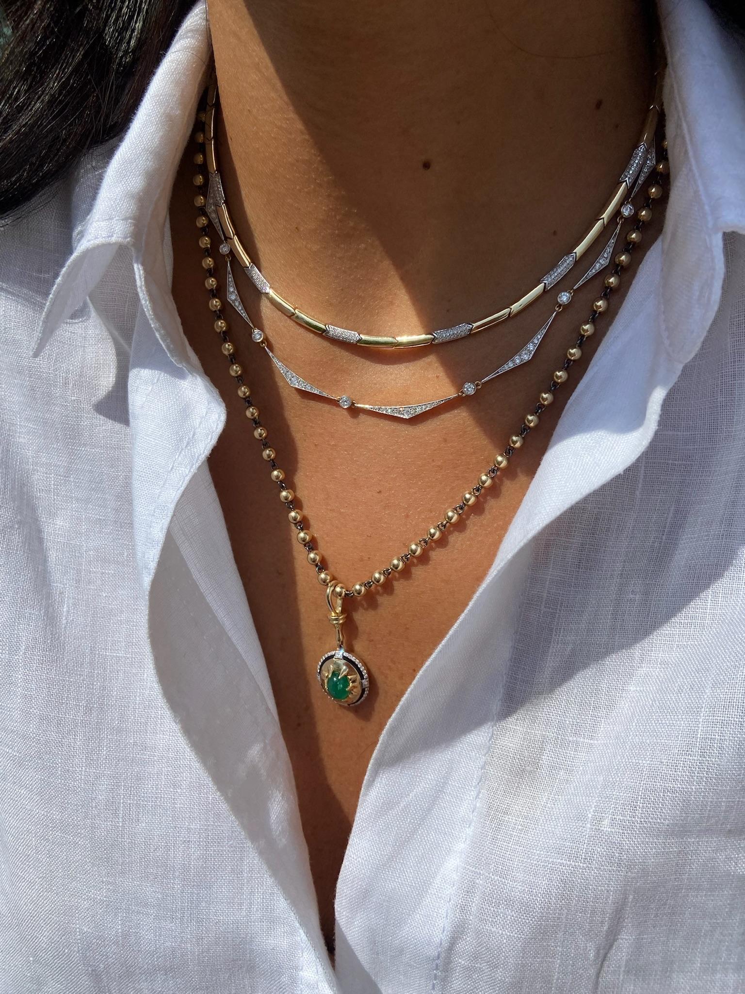 Elegante e sofisticata, questa collana è caratterizzata da maglie allungate in oro giallo 14K intervallate da segmenti di diamanti incastonati. Il design minimalista è impreziosito dal sottile scintillio dei diamanti e offre una graziosa miscela di