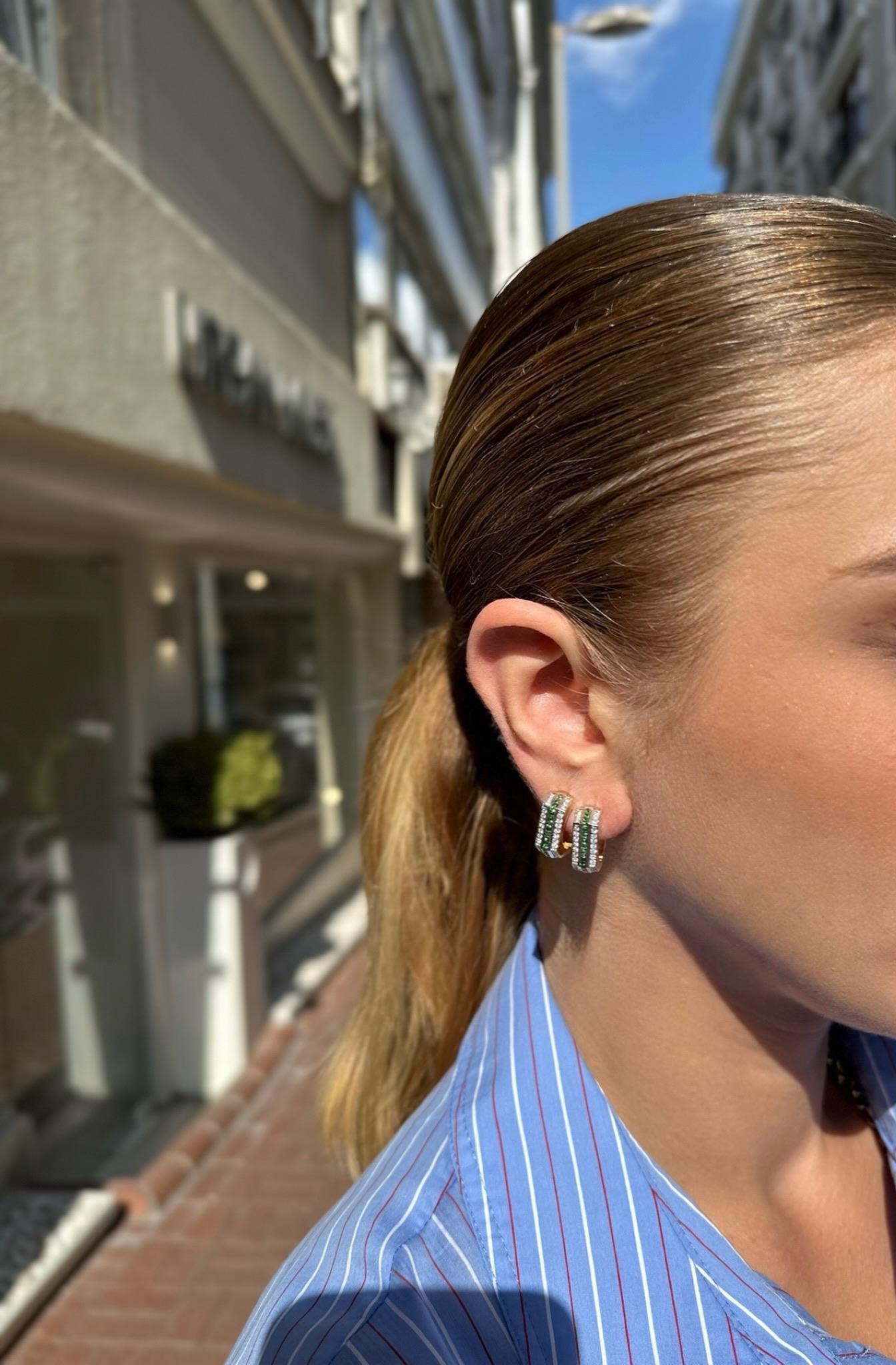 Series Fireball Emerald Mini Earrings In New Condition For Sale In Istanbul, TR