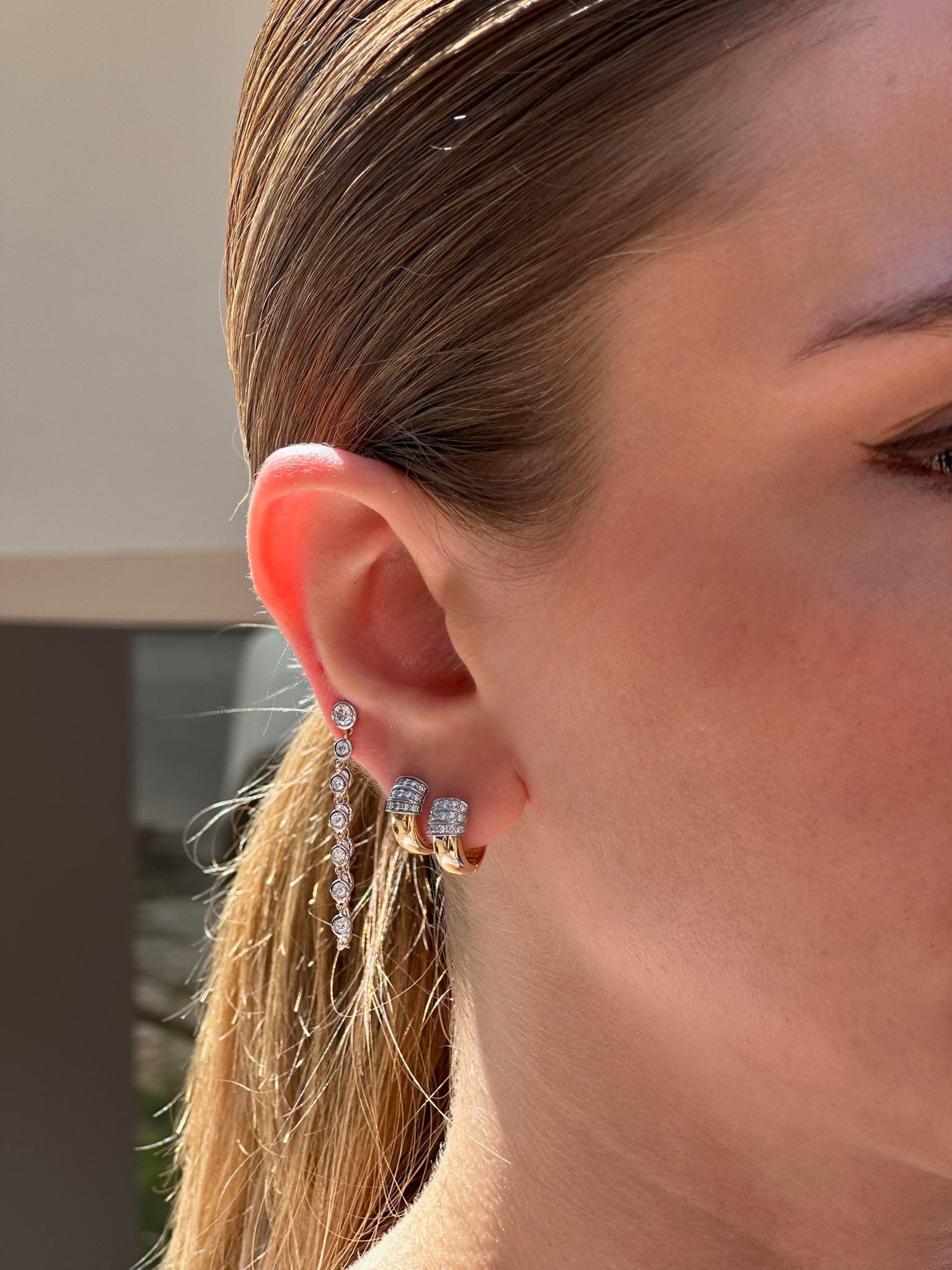 Estos elegantes pendientes de aro de oro de 14 quilates presentan un diseño atemporal y refinado, ideal tanto para el día a día como para ocasiones especiales. Fabricado en oro amarillo pulido, cada aro está acentuado con tres filas de brillantes