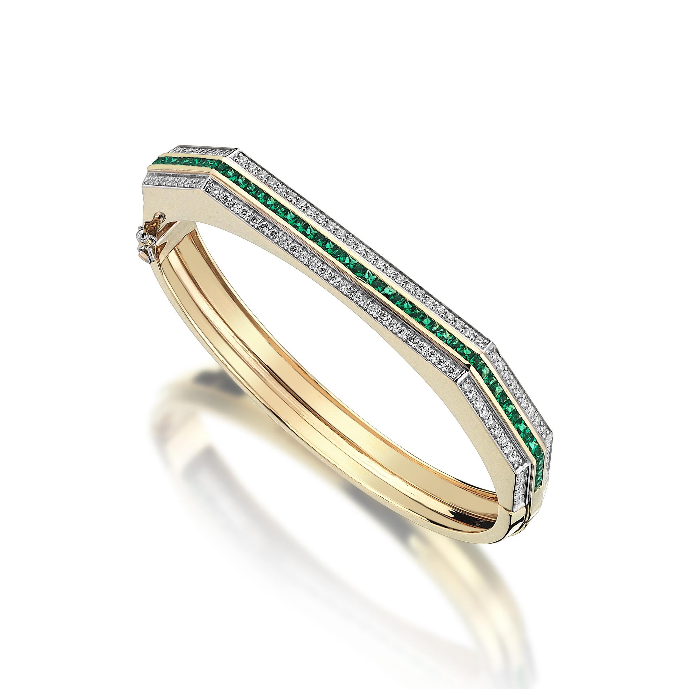 Cet élégant bracelet à charnière présente un design géométrique épuré en or jaune poli. Le sommet est orné d'une remarquable rangée de saphirs bleus sertis en canal, bordés de part et d'autre de diamants blancs sertis en pavé, qui ajoutent brillance