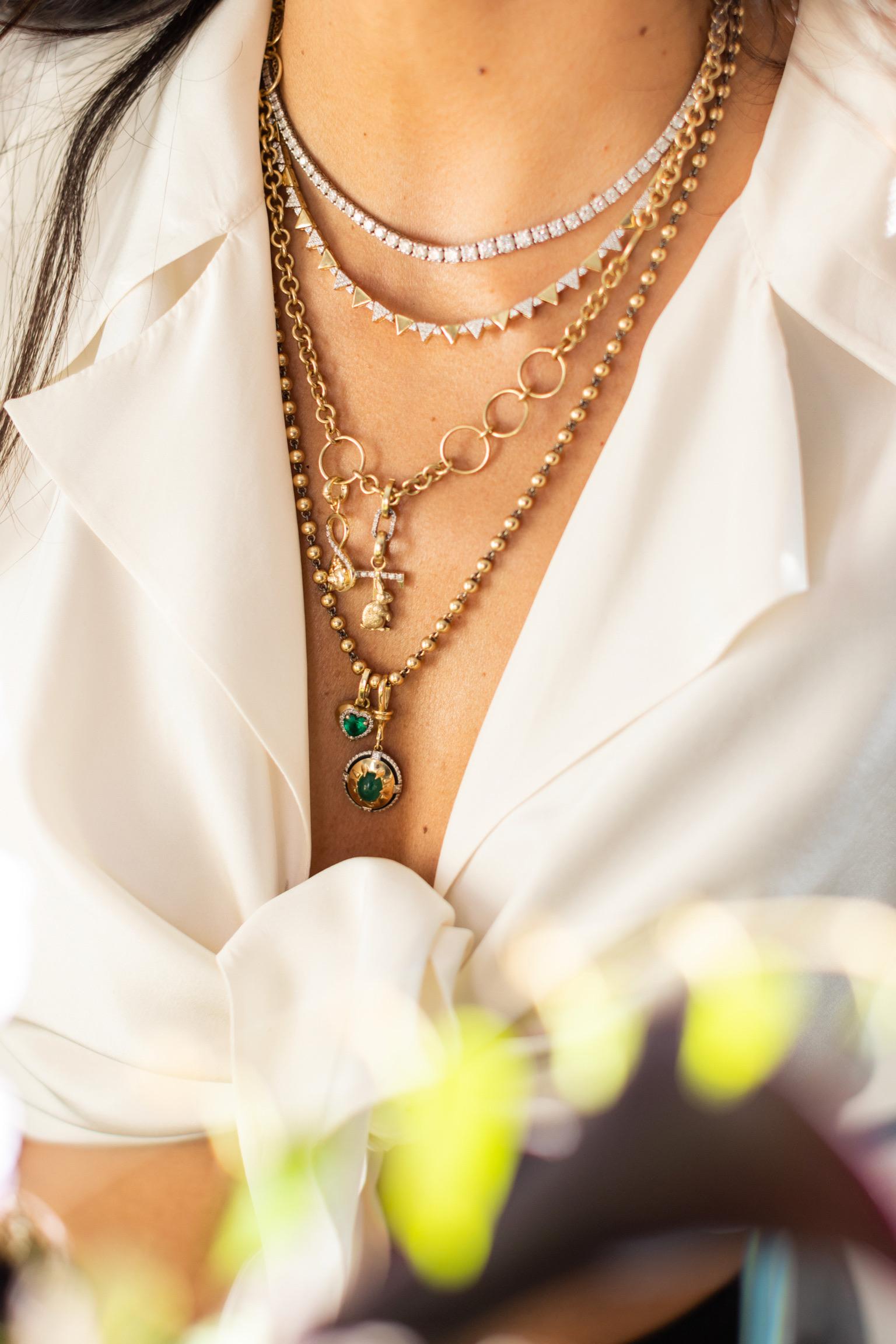 Faites une déclaration audacieuse avec ce collier saisissant composé de triangles alternés en or jaune 14K et de diamants sertis en pavé. Le motif géométrique confère une élégance moderne et nerveuse, parfaite pour ajouter une touche contemporaine